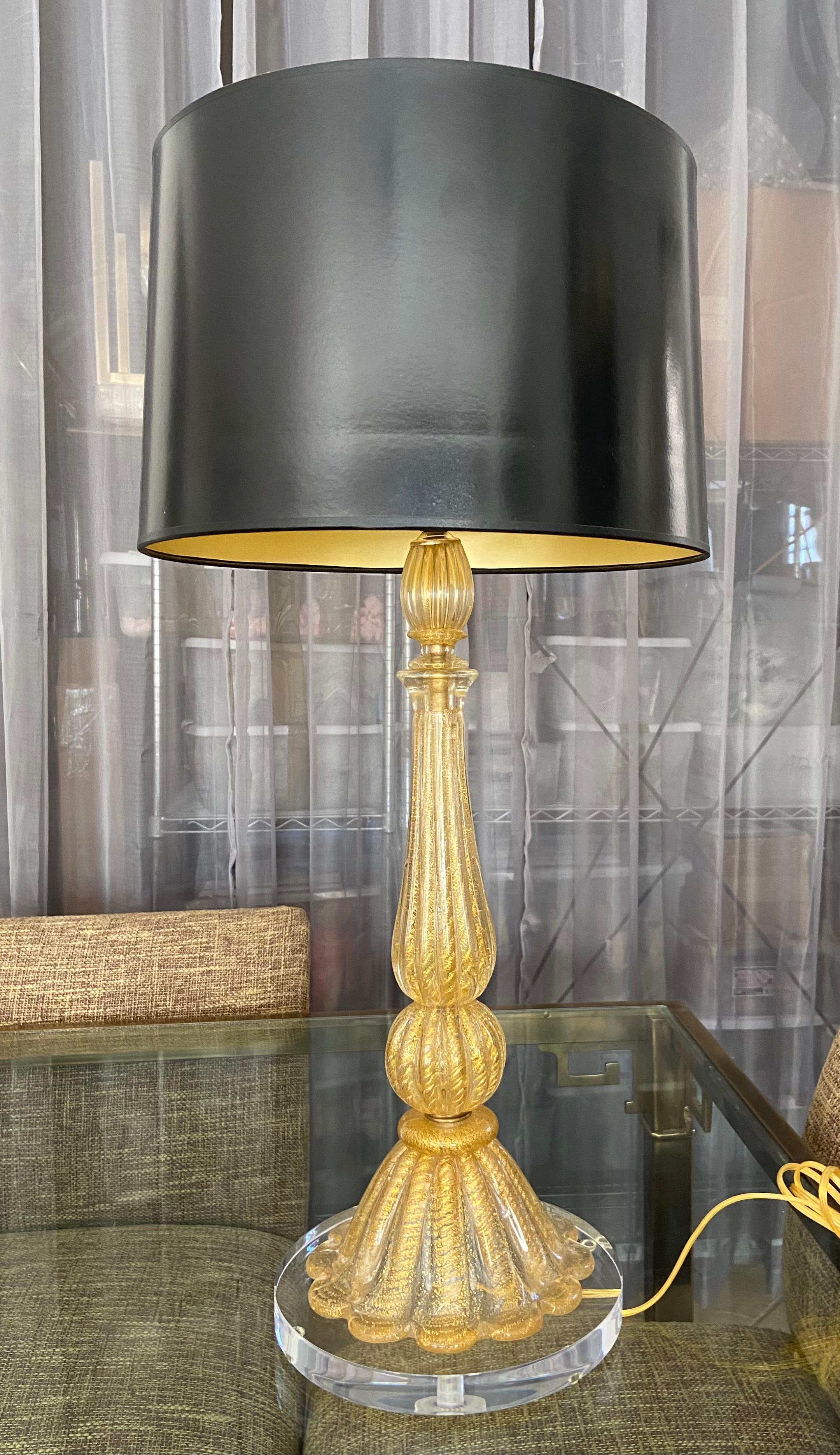 A Barovier & Toso glass table lamp in the Coronado d'ore technique crafted of thick clear glass with gold inclusions. Newly wired for the US with new 3 way brass socket and cord. Mounted on newer custom acrylic base. Shade not included
Measures:
