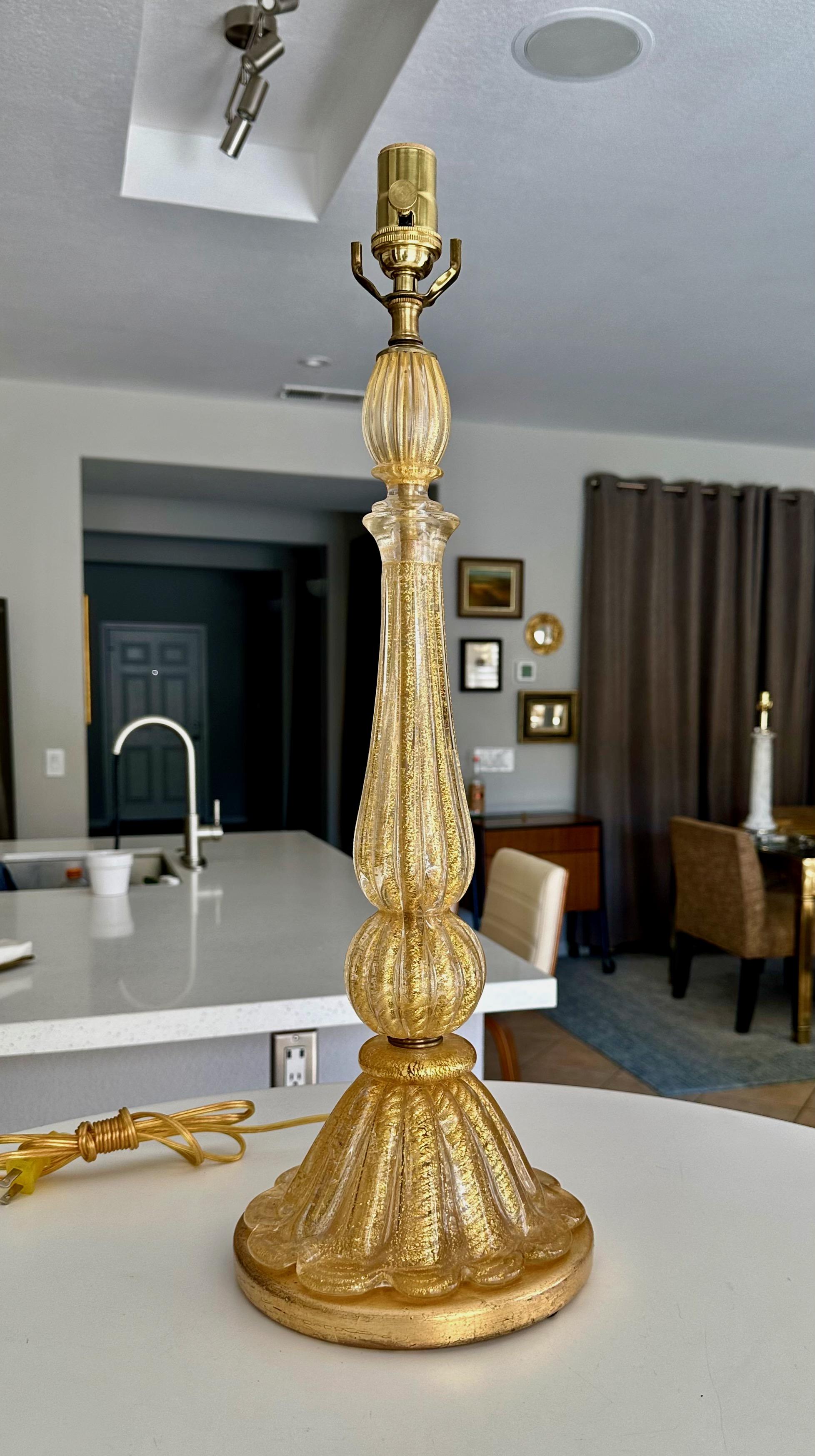 Lámpara de sobremesa de cristal Barovier & Toso en técnica Coronado d'ore, fabricada en cristal grueso transparente con inclusiones doradas. Recién cableado para EE.UU. con enchufe de latón de 3 vías y cable nuevos. Montado sobre base de madera