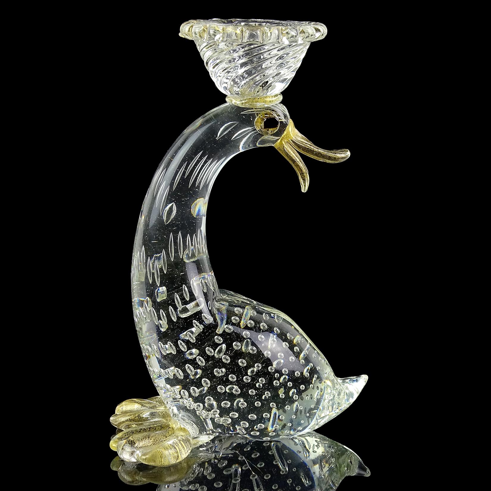 Belle, rare et grande sculpture de canard en verre d'art italien de Murano soufflé à la main, transparent comme du cristal, avec des bulles contrôlées et des mouchetures d'or, avec un bougeoir sur la tête. La pièce est attribuée au designer Ercol