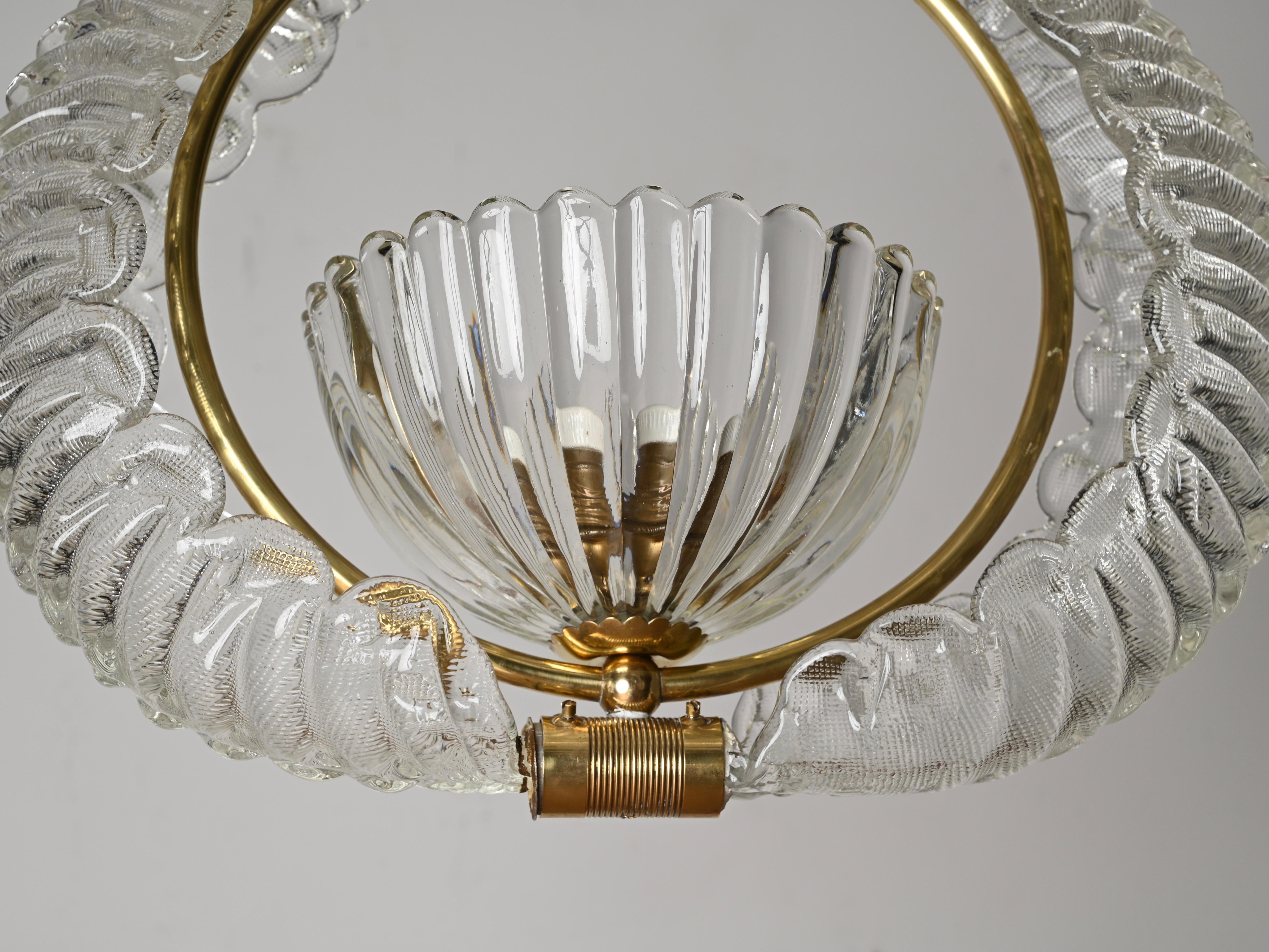 Hervorragender Kronleuchter aus der Mitte des Jahrhunderts aus mundgeblasenem Murano-Glas und Messing. Dieser fabelhafte Kronleuchter wurde von den berühmten Meistern des Murano-Glases Barovier und Toso in den späten 1940er Jahren in Italien