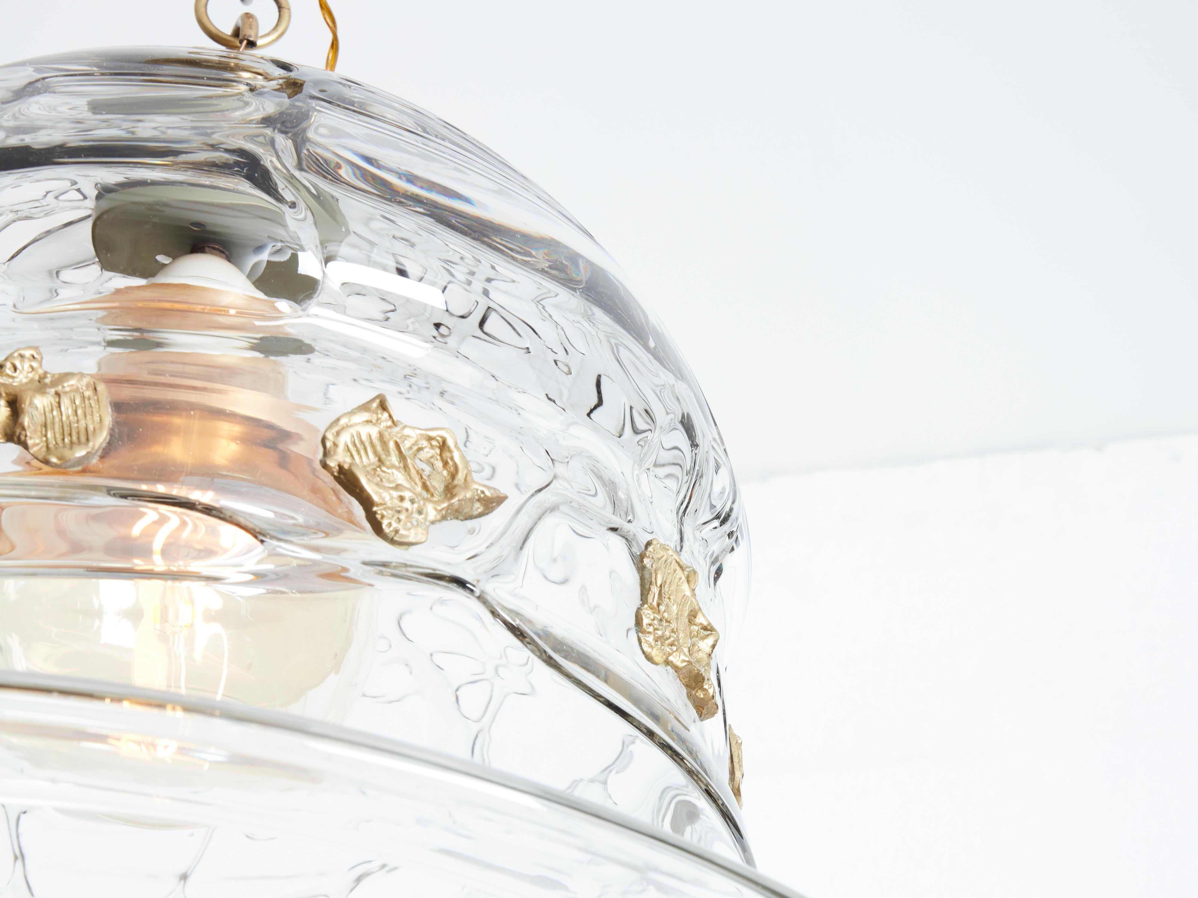 Ce lustre Art déco unique en forme de cloche, produit dans les années 1940 et attribué à Barovier&Toso, possède cette vision dans ses magnifiques ondulations cristallines et sa forme ludique et organique. Les accents de bronze magnifiquement