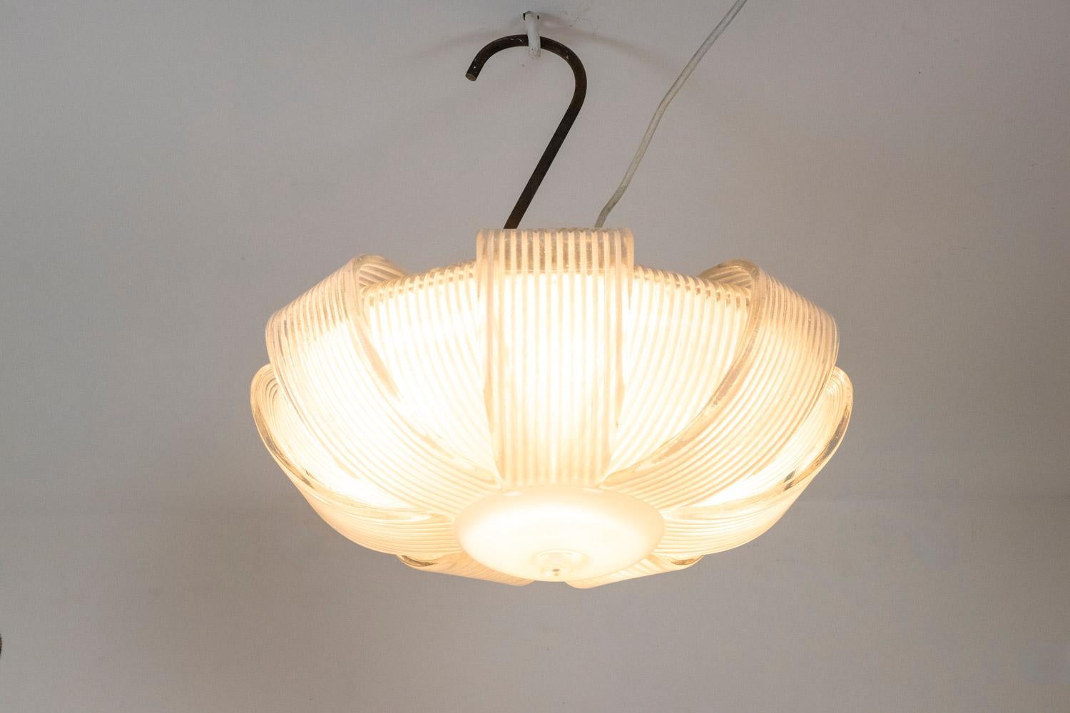 Barovier & Toso, by.

Ceiling lamp, in Murano glass, striated and circular in shape, white and transparent.

Italian work realized in the 1940s.