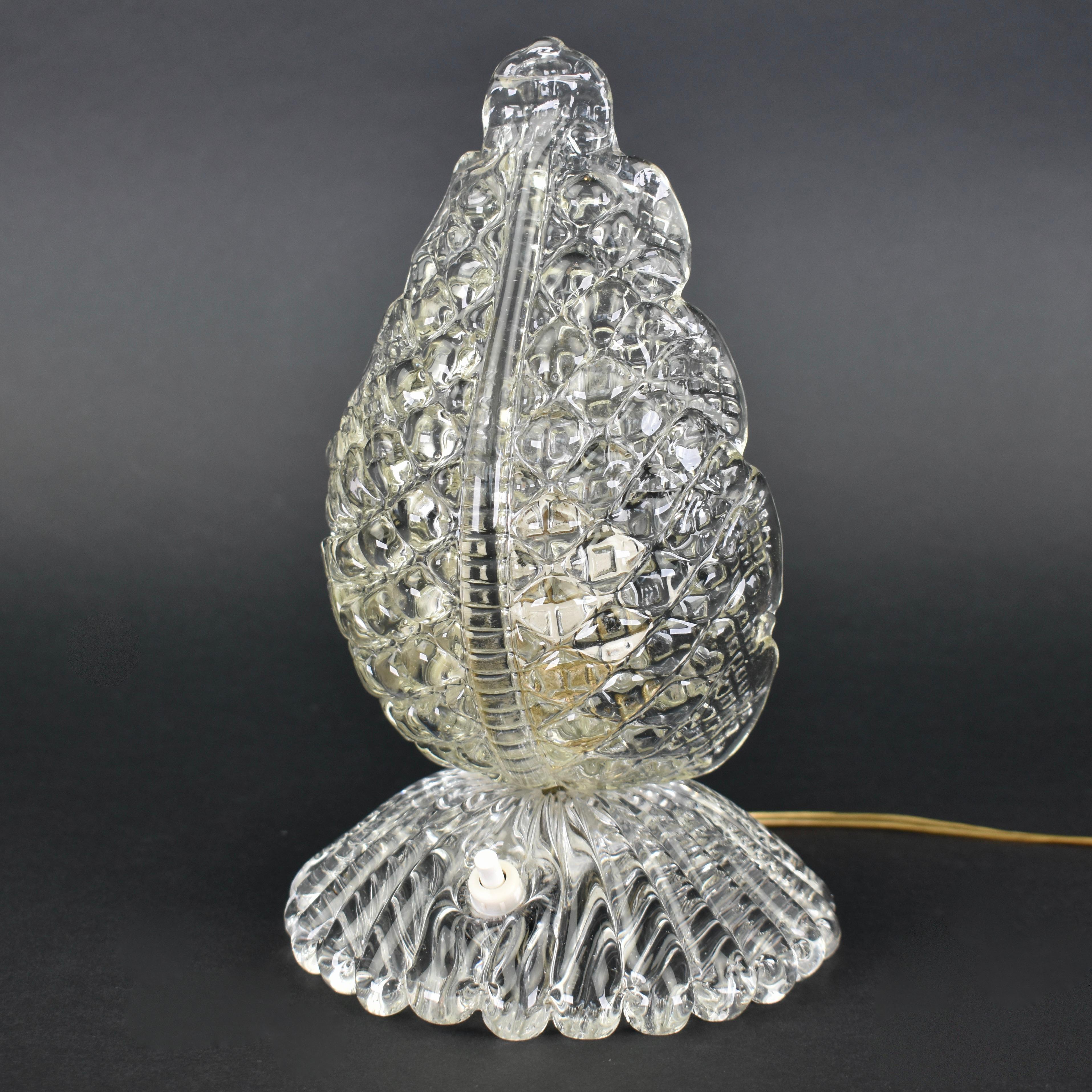 Lámpara de sobremesa vintage de cristal de Murano Barovier & Toso de los años 50 - Una impresionante pieza veneciana italiana con un diseño clásico de hojas. El cristal no está dañado, el cableado está en buen estado. La luz admite una bombilla de