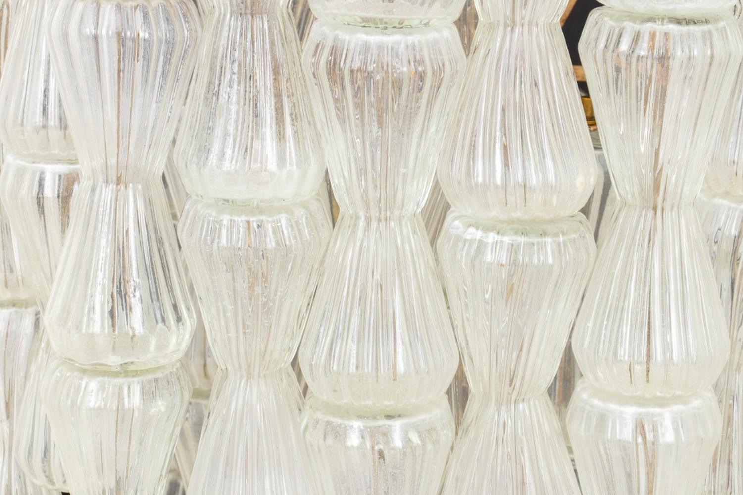 Wandleuchter aus Murano-Glas von Barovier und Toso, 1960er Jahre, mit übereinander gestapelten, gerippten Sanduhr-Glasschirmen auf Messingrahmen. 46
