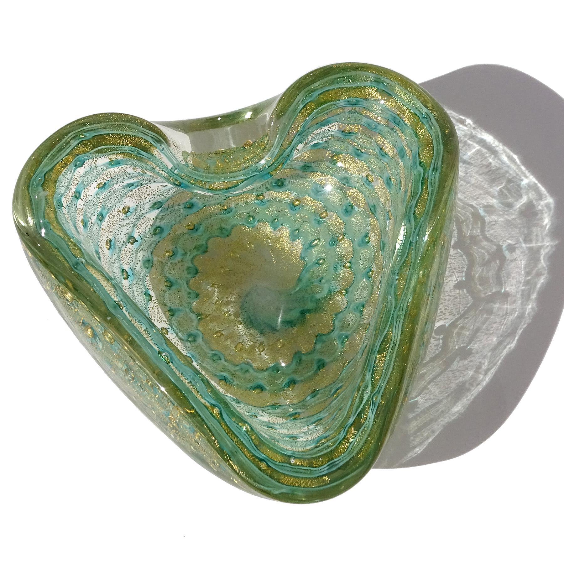 Bellissima ciotola d'epoca di Murano soffiata a mano, a bolle controllate, di colore blu-verde acqua e chiazze d'oro, in vetro artistico italiano a forma di cuore. Attribuito all'azienda Barovier e Toso. La ciotola presenta all'interno un nastro