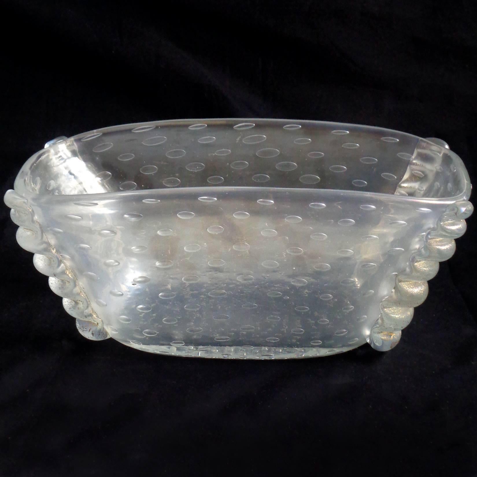 Bellissimo e grande vaso d'epoca di Murano soffiato a bocca trasparente con superficie iridescente e macchie d'oro. Il pezzo è attribuito all'azienda Barovier&Toso. È stato creato con una decorazione a bolle controllata (tecnica Bullicante), con una