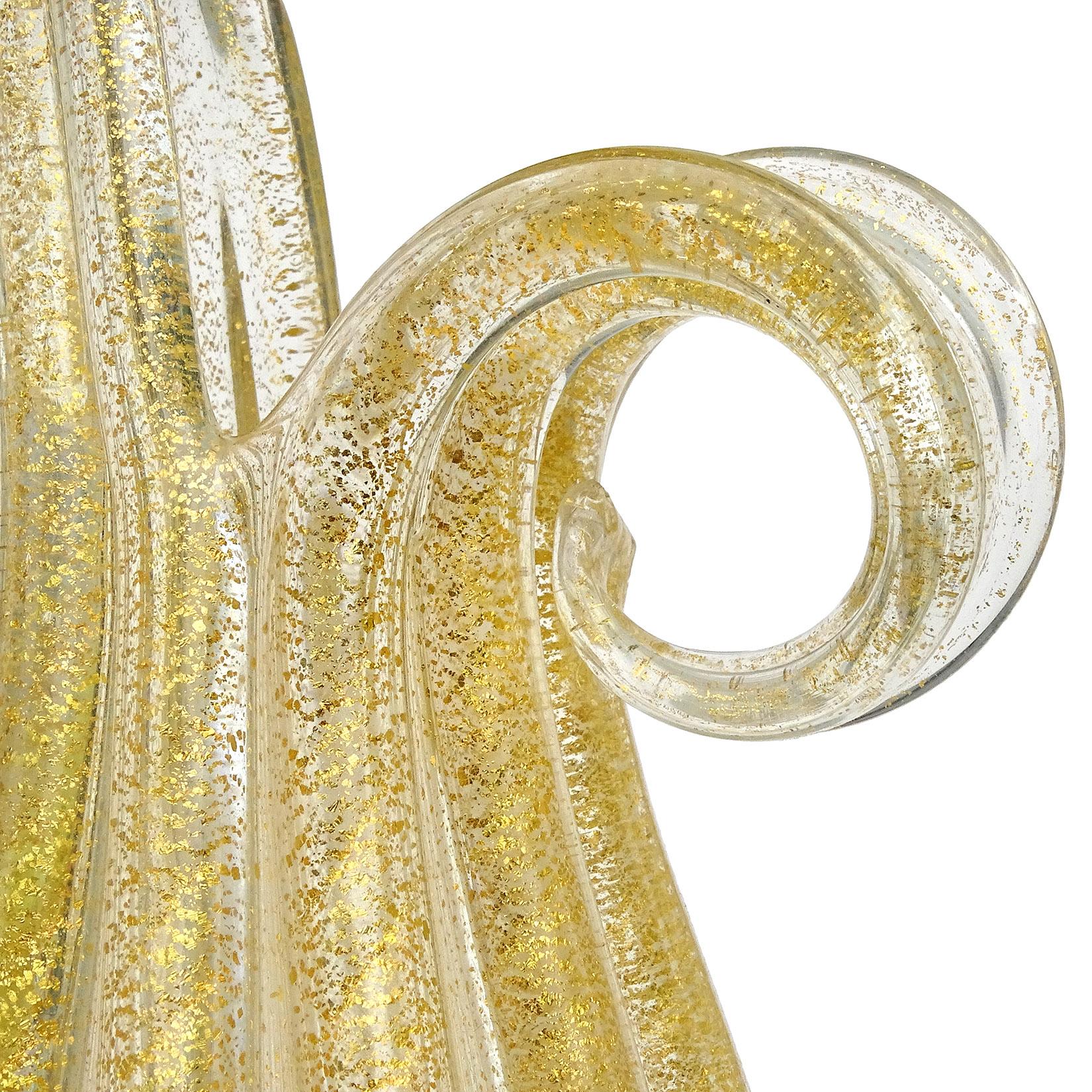 Pichet à fleurs nervuré en verre d'art italien de Murano à mouchetures dorées de Barovier Toso Bon état à Kissimmee, FL