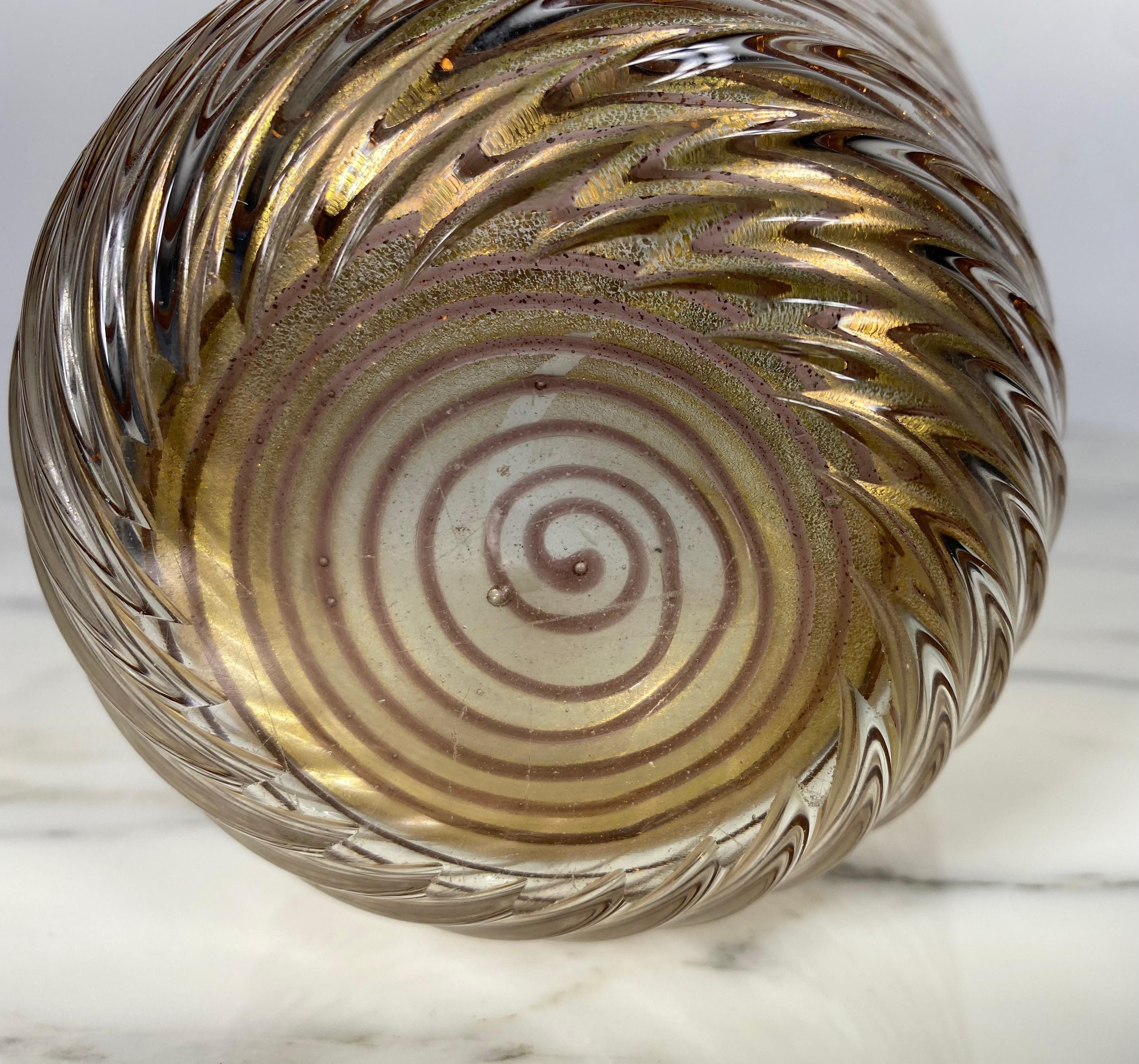 Mid-Century Modern Barovier&Toso Murano Gold Flecks Italian Art Glass Ribbed Vase/ Vessel en vente