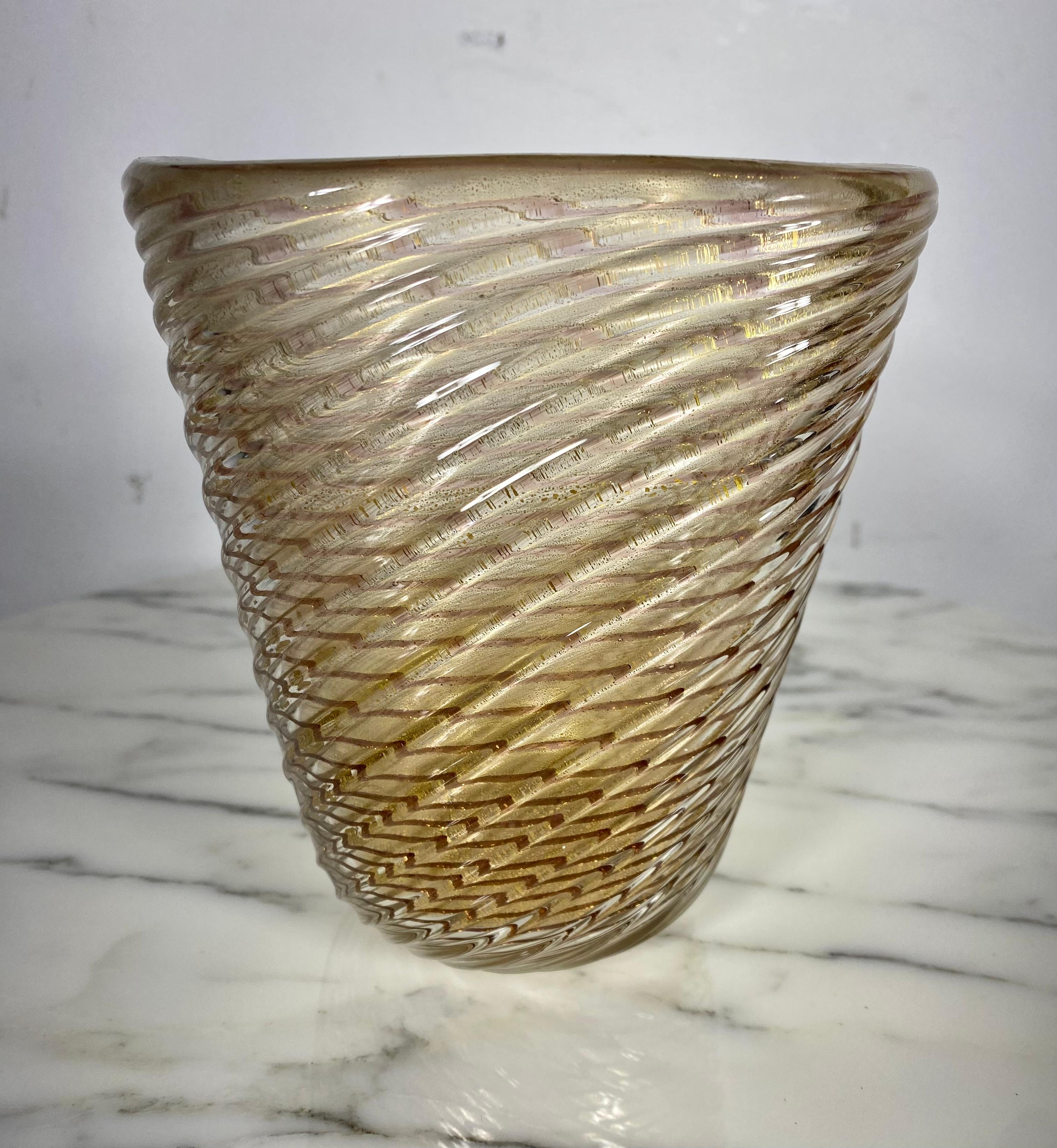 Verre d'art Barovier&Toso Murano Gold Flecks Italian Art Glass Ribbed Vase/ Vessel en vente