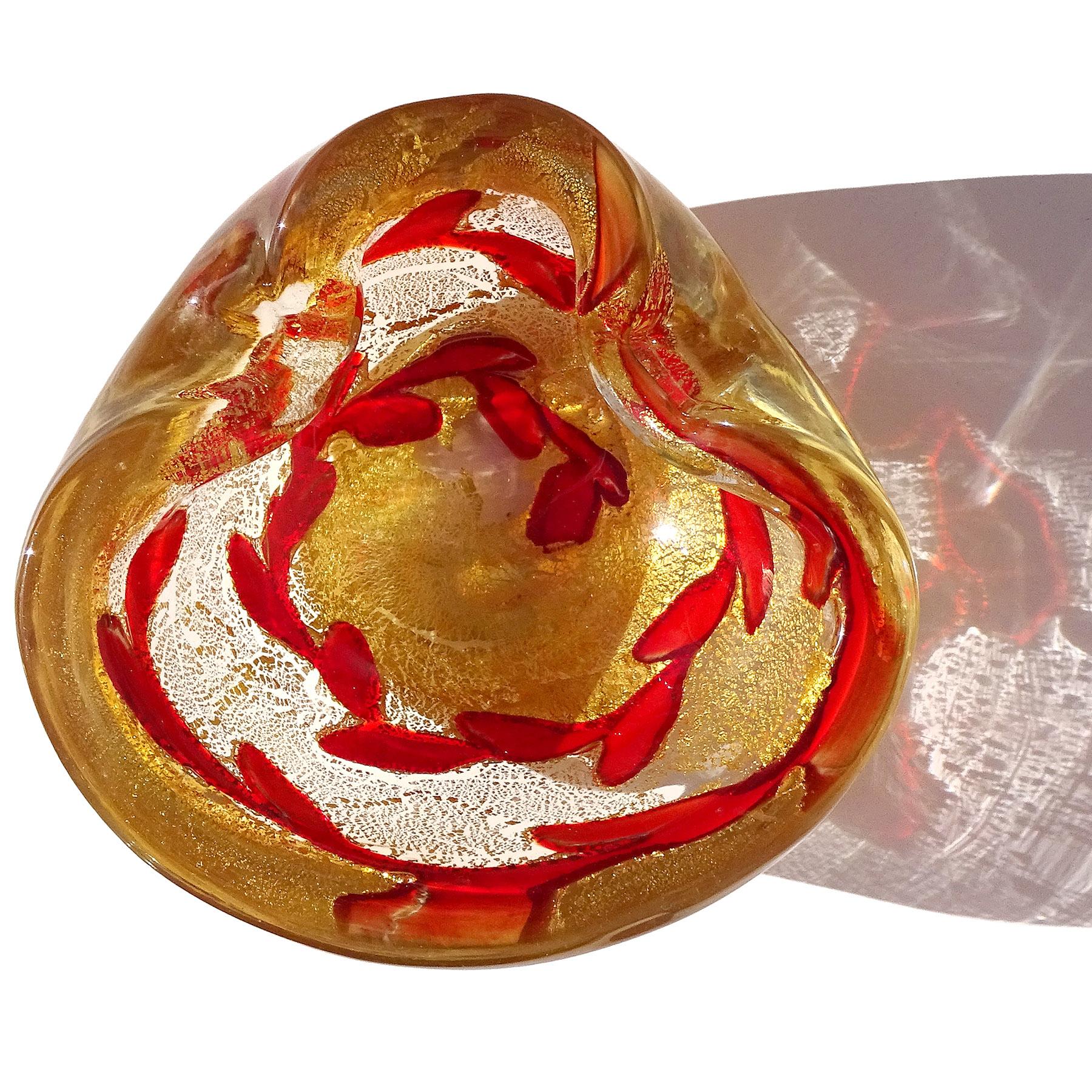 Bellissima e rara ciotola o posacenere in vetro artistico italiano d'epoca di Murano soffiato a mano con macchie d'oro e foglie di vite rosso vivo. Documentato al designer Ercole Barovier per l'azienda Barovier e Toso, circa anni '1950. La ciotola è
