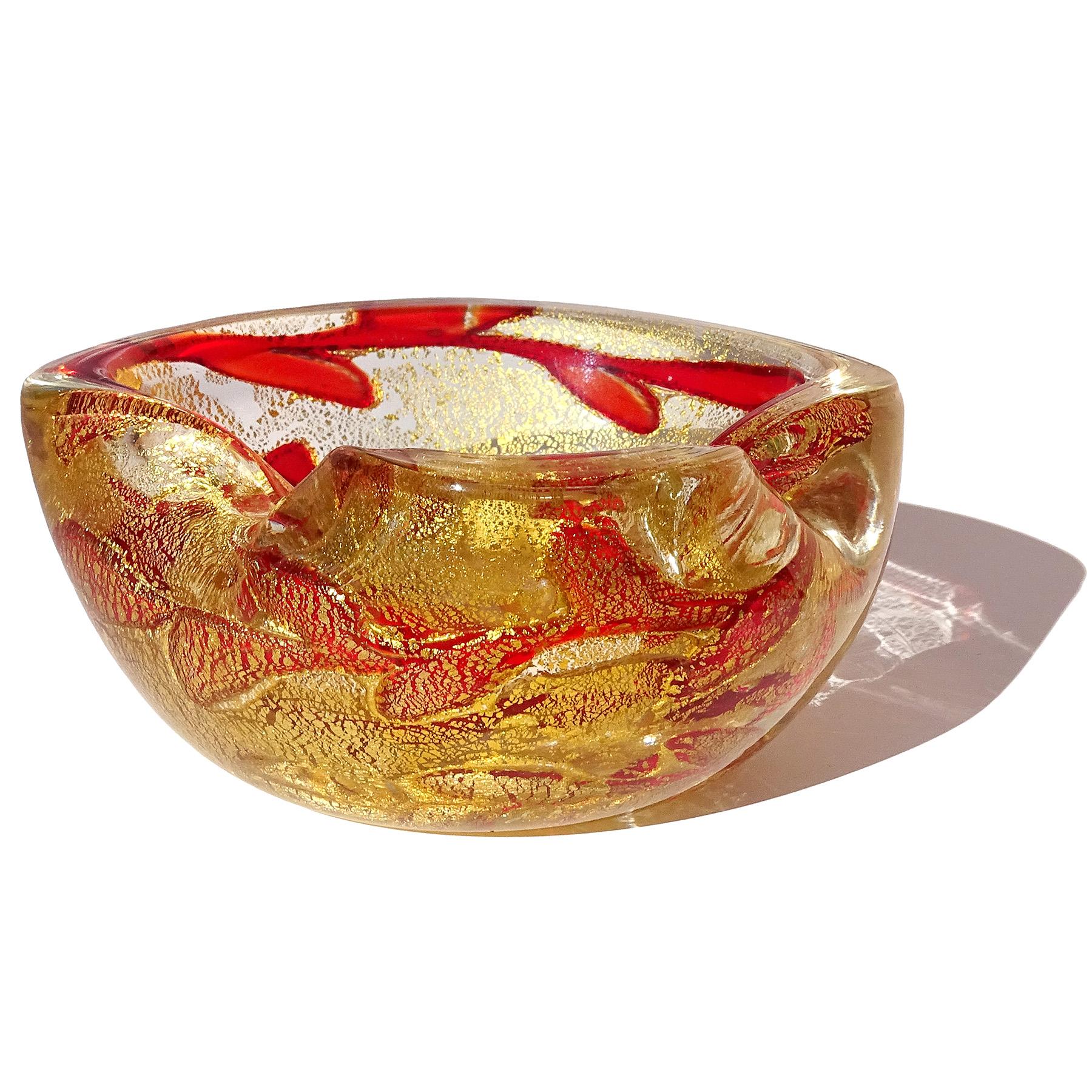 Metà XX secolo Barovier&Toso - Posacenere in vetro artistico italiano di Murano con macchie d'oro e tralci di vite rosso rubino in vendita