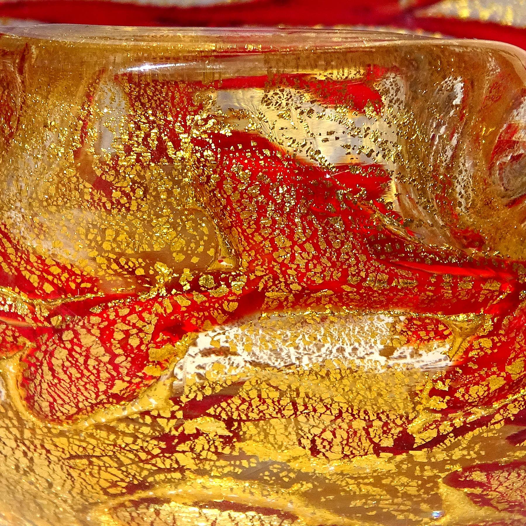 Vetro artistico Barovier&Toso - Posacenere in vetro artistico italiano di Murano con macchie d'oro e tralci di vite rosso rubino in vendita
