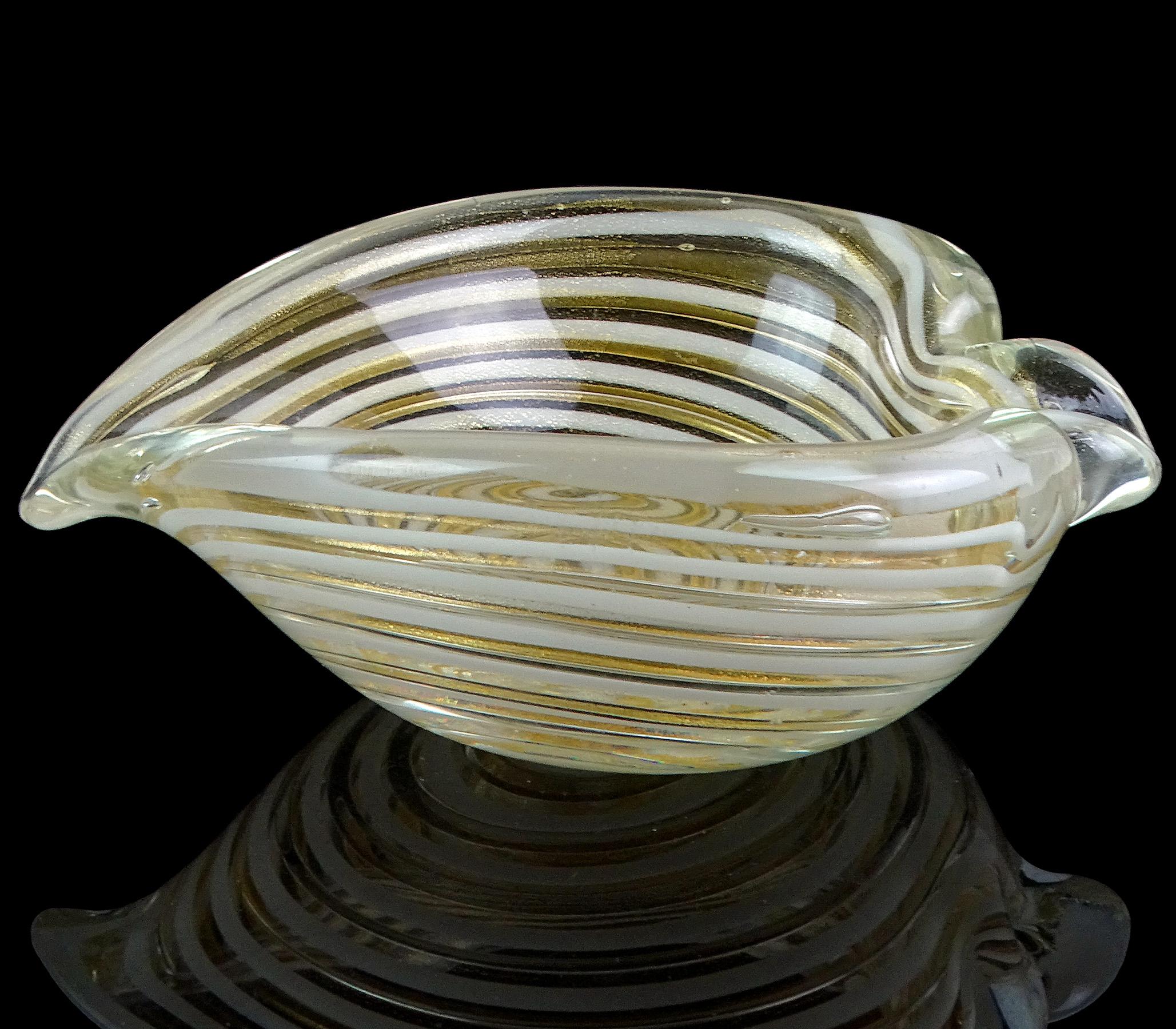 Bellissima ciotola d'epoca in vetro artistico italiano di Murano soffiato a mano, bianco e a macchie d'oro, a forma di cuore. Documentato all'azienda Barovier e Toso. La ciotola presenta un disegno decorativo a vortice ottico in vetro bianco. Il