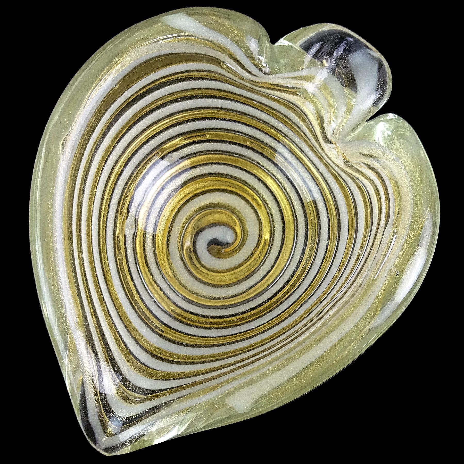 Magnifique bol en forme de cœur en verre d'art italien soufflé à la main à Murano, blanc et mouchetures d'or. Documenté à la société Barovier&Toso. Le bol est orné d'un tourbillon optique décoratif en verre blanc. La pièce est abondamment recouverte