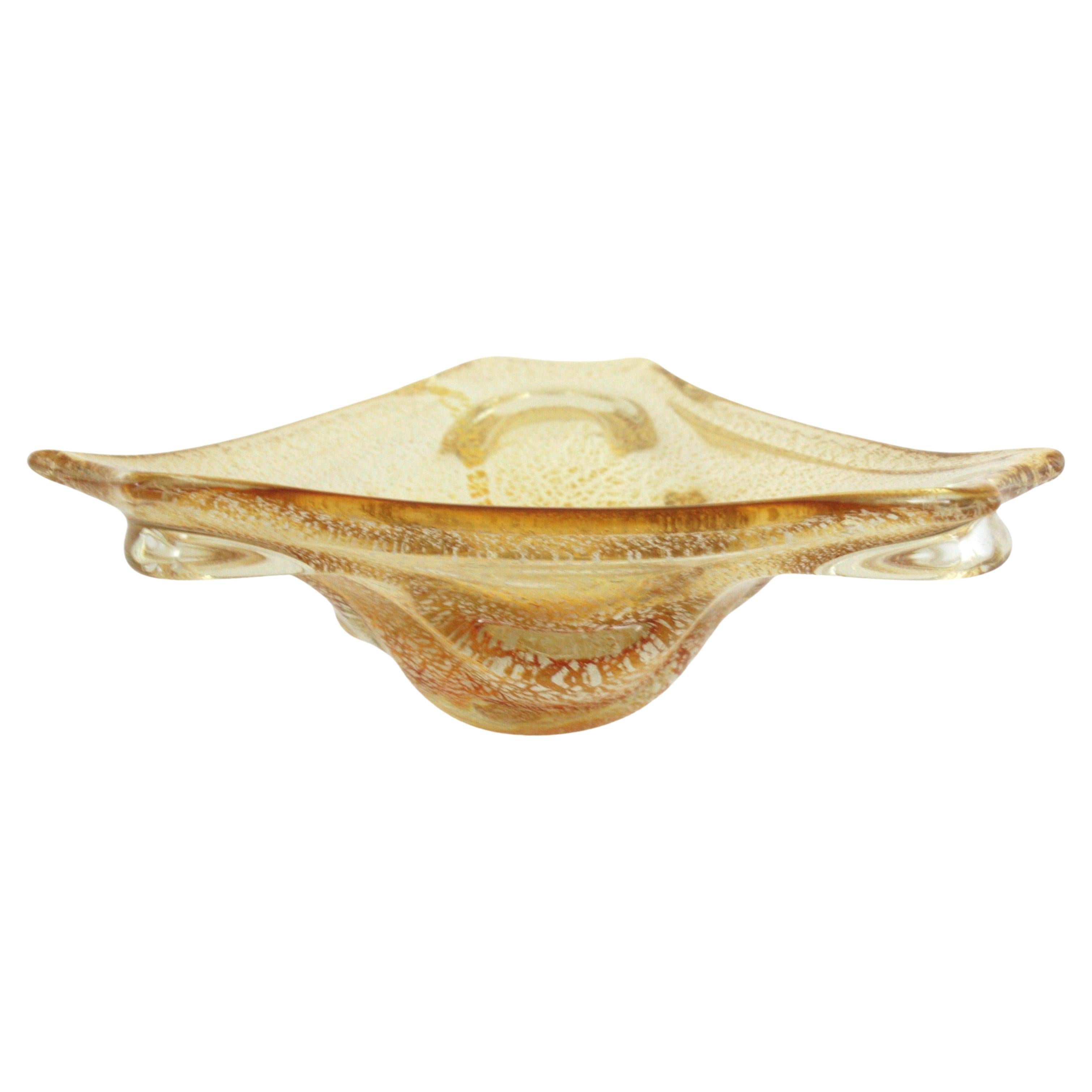Barovier&Toso, ciotola, posacenere o videopoche in vetro di Murano, color oro. Attribuito a Barovier&Toso, Italia, 1950-1960.
Questa magnifica ciotola in vetro di Murano soffiato a mano è finemente realizzata in vetro trasparente con decorazioni a