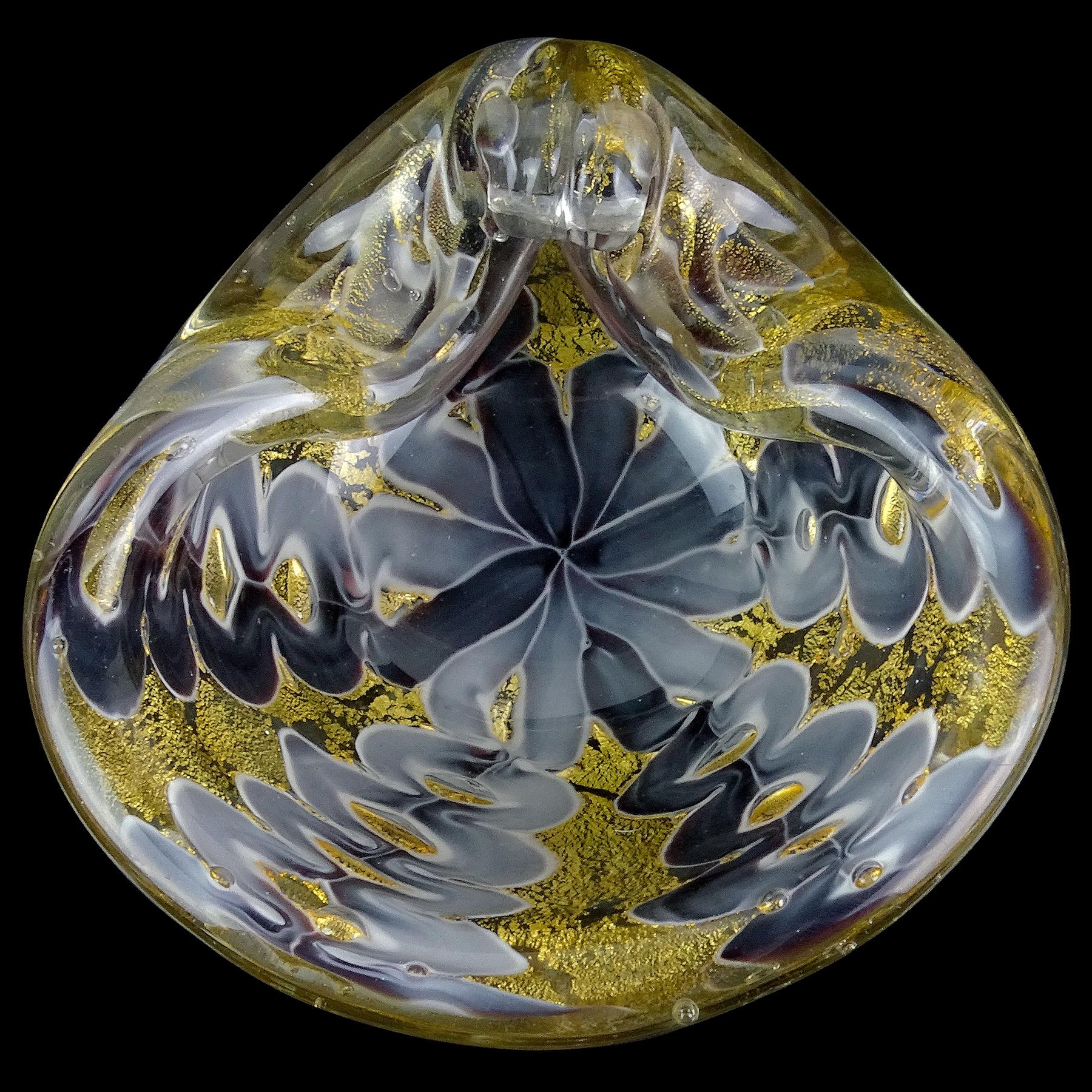 Schöne Vintage Murano mundgeblasen dunkelviolett (fast schwarz) und hellgrau mit goldenen Flecken italienische Kunstglas geflippt Rand dekorative Schale. Dokumentiert für den Designer Ercole Barovier für die Firma Barovier e Toso. Das Design stammt