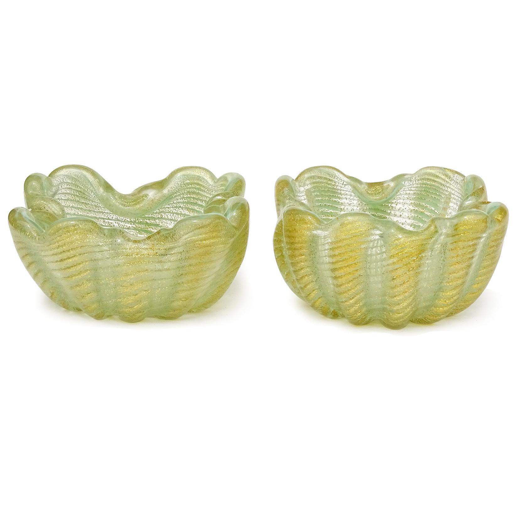 Schöne Vintage Murano mundgeblasen hellgrün und Goldflecken italienische Kunstglas persönlichen Aschenbecher oder Ring Gerichte. Dokumentiert für den Designer Ercole Barovier, für Barovier e Toso. Sie sind in den Designs Cordonato D' Oro und Zebrati