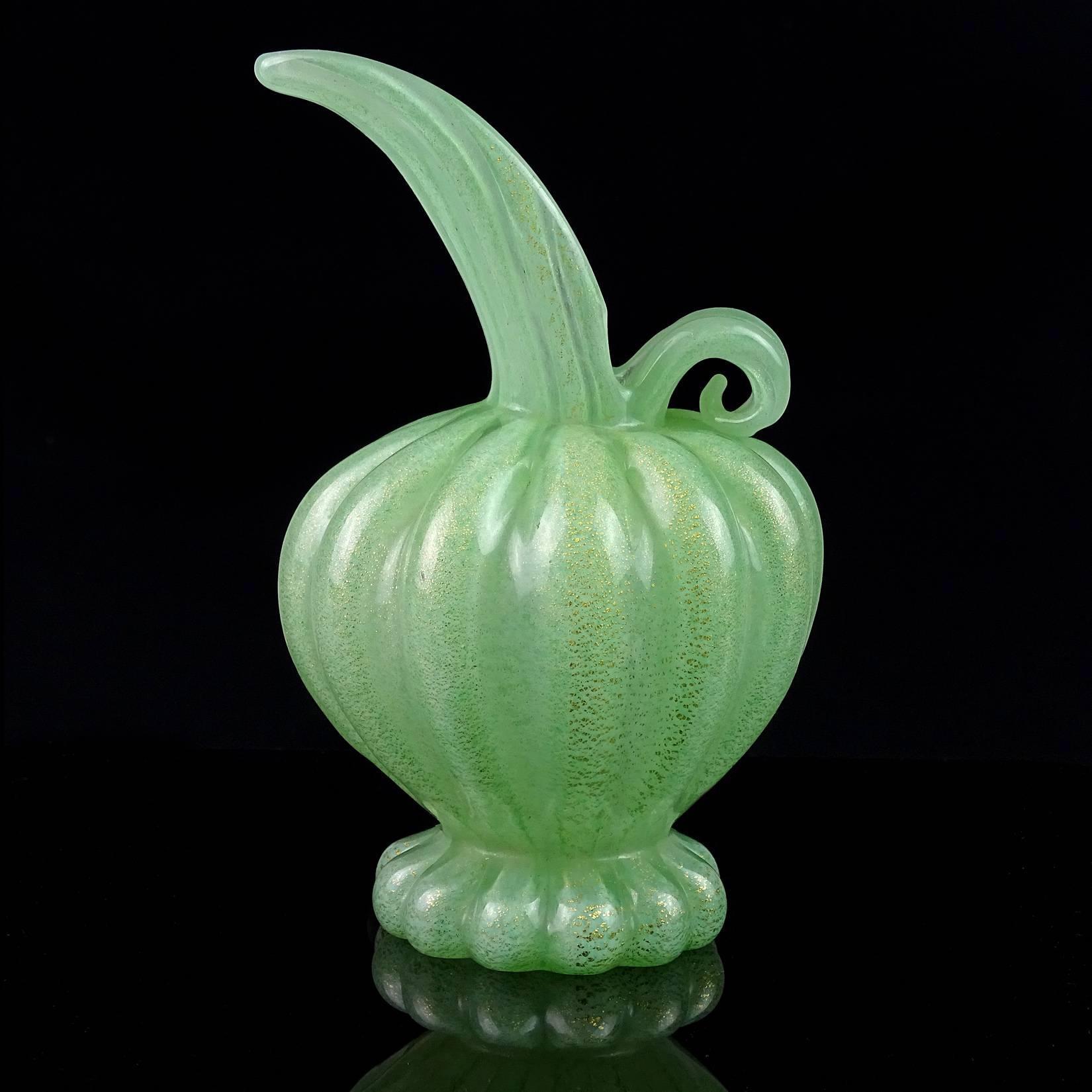 Precioso jarrón vintage de Murano soplado a mano de color verde jade con motas doradas en forma de jarra de vidrio artístico italiano. Documentado al diseñador Ercole Barovier, para la empresa Barovier e Toso. El jarrón tiene el cuerpo acanalado,