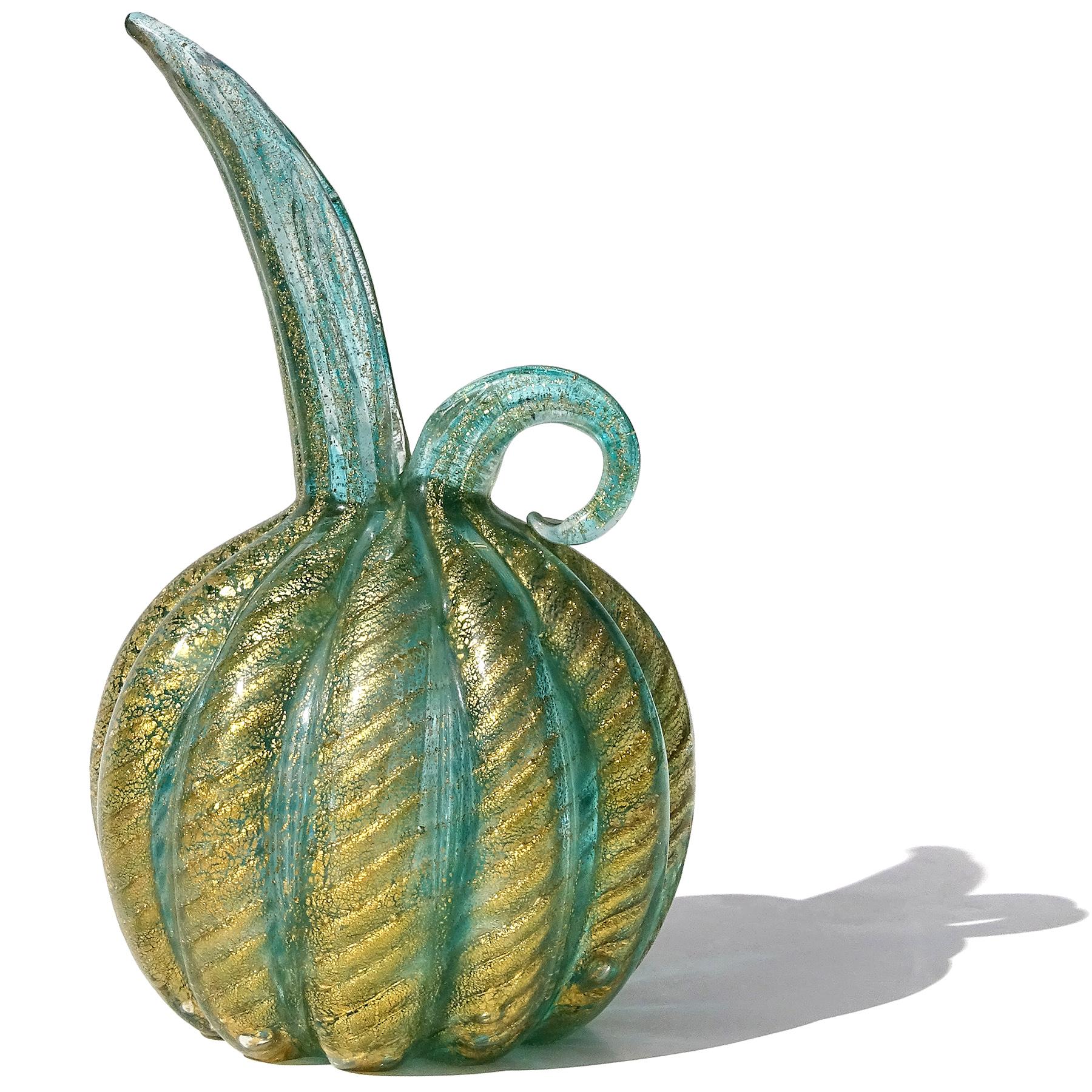 Precioso jarrón decorativo de Murano soplado a mano de color verde esmeralda con motas doradas. Documentado al diseñador Ercole Barovier, para la empresa Barovier e Toso. Creado con la técnica del 