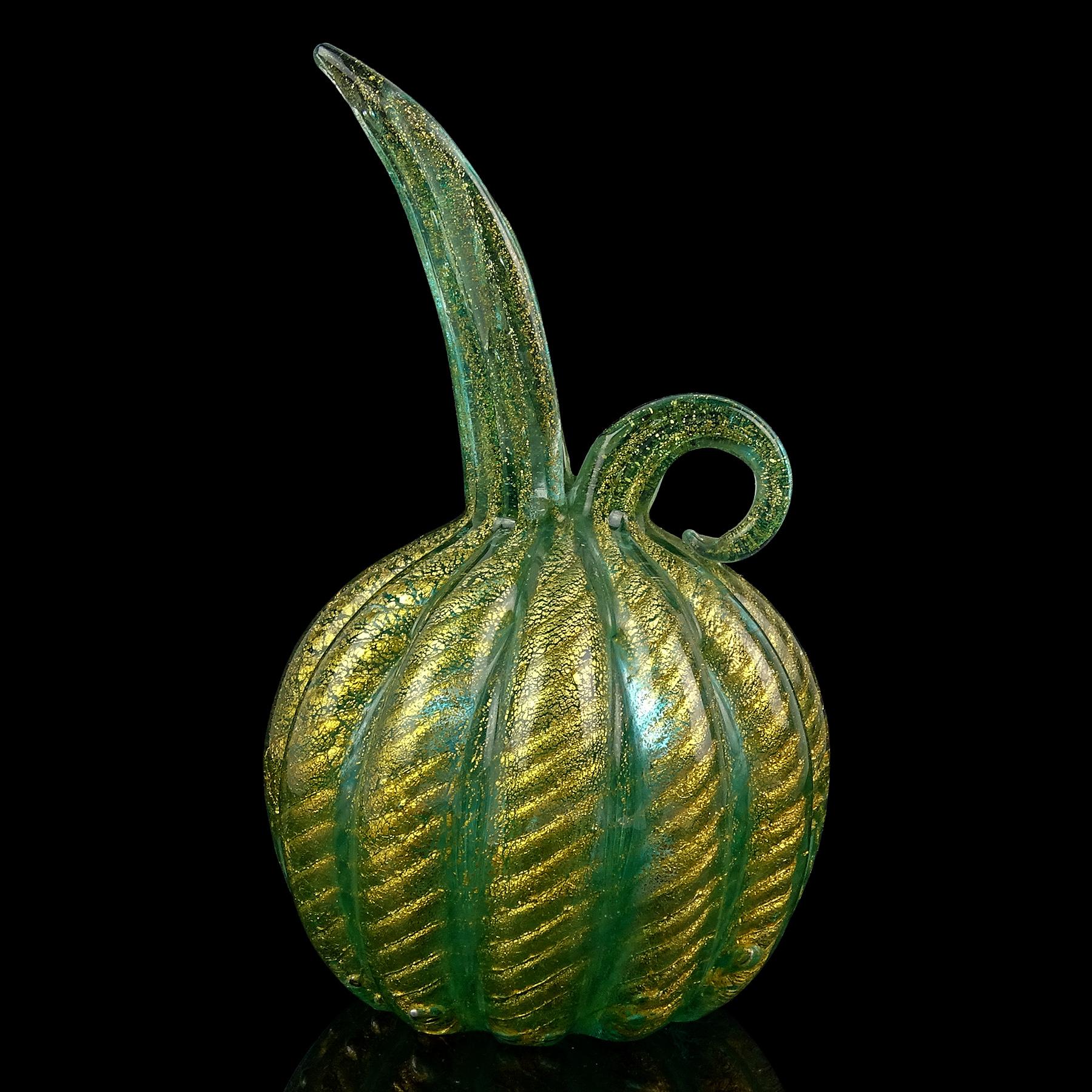Jarrón jarra acanalado de cristal artístico italiano Barovier Toso Murano Verde Motas doradas Moderno de mediados de siglo en venta