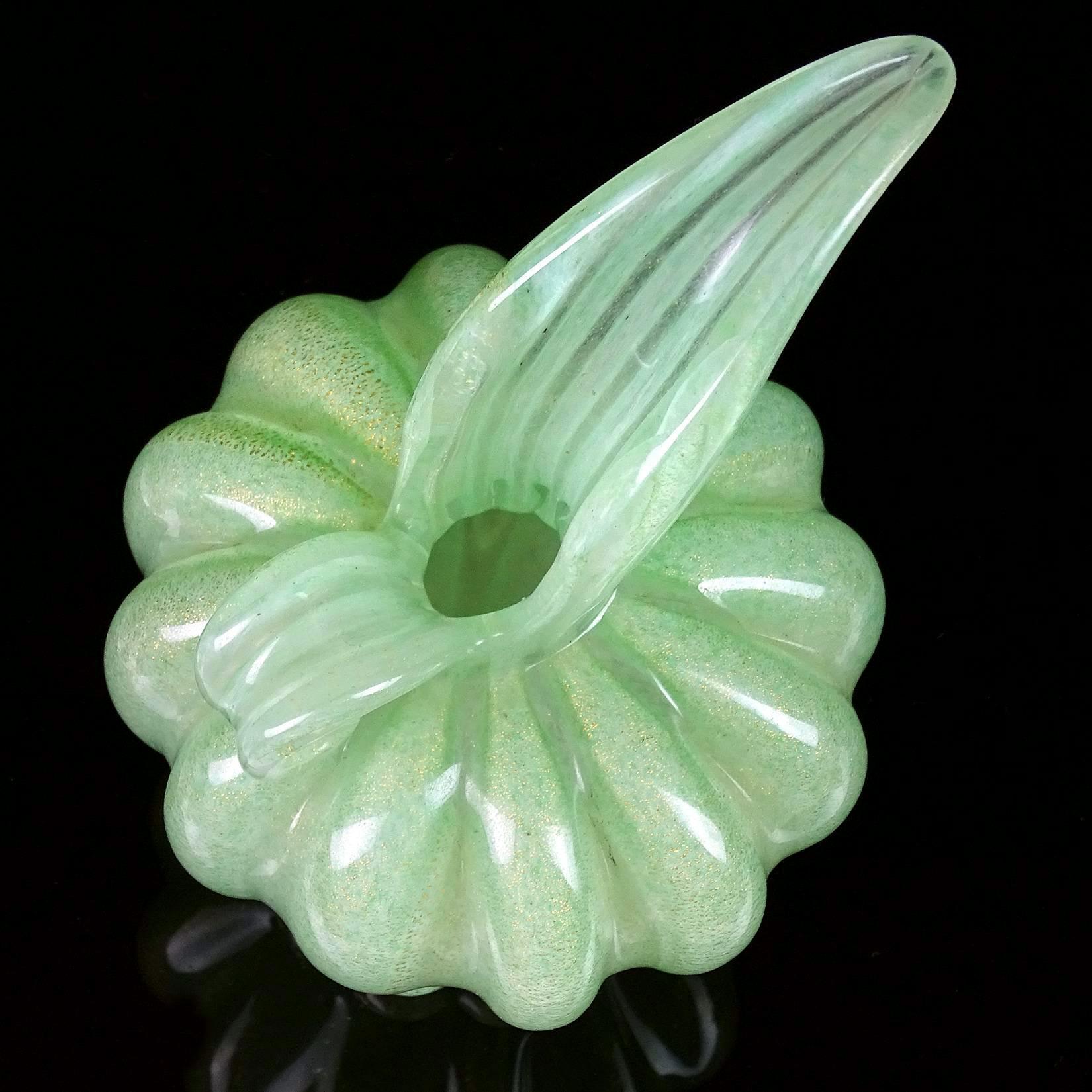 Jarrón jarra acanalado de cristal artístico italiano Barovier Toso Murano Verde Motas doradas Italiano en venta
