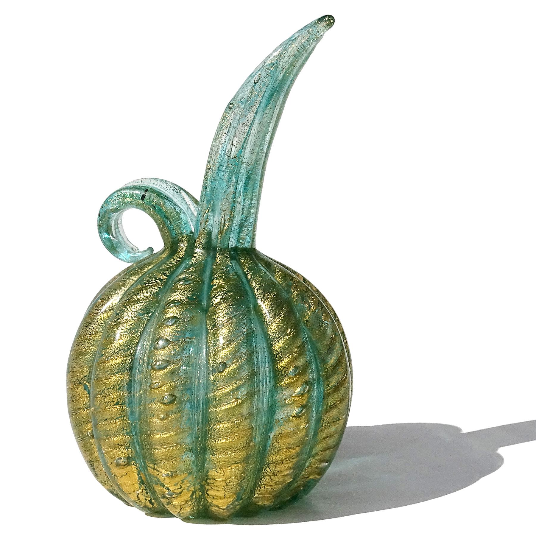 Jarrón jarra acanalado de cristal artístico italiano Barovier Toso Murano Verde Motas doradas Italiano en venta