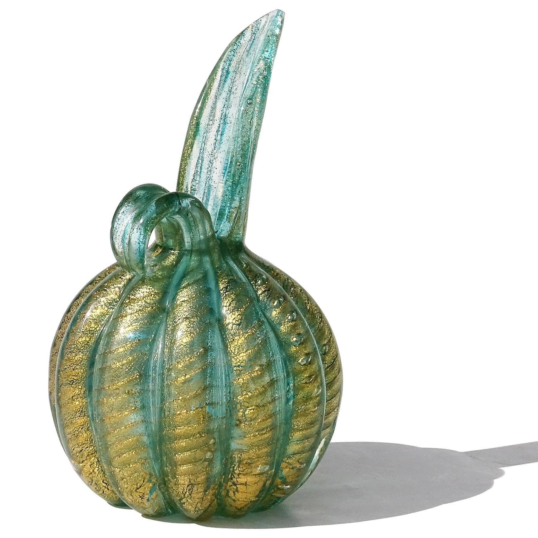 Jarrón jarra acanalado de cristal artístico italiano Barovier Toso Murano Verde Motas doradas en Bueno estado para la venta en Kissimmee, FL