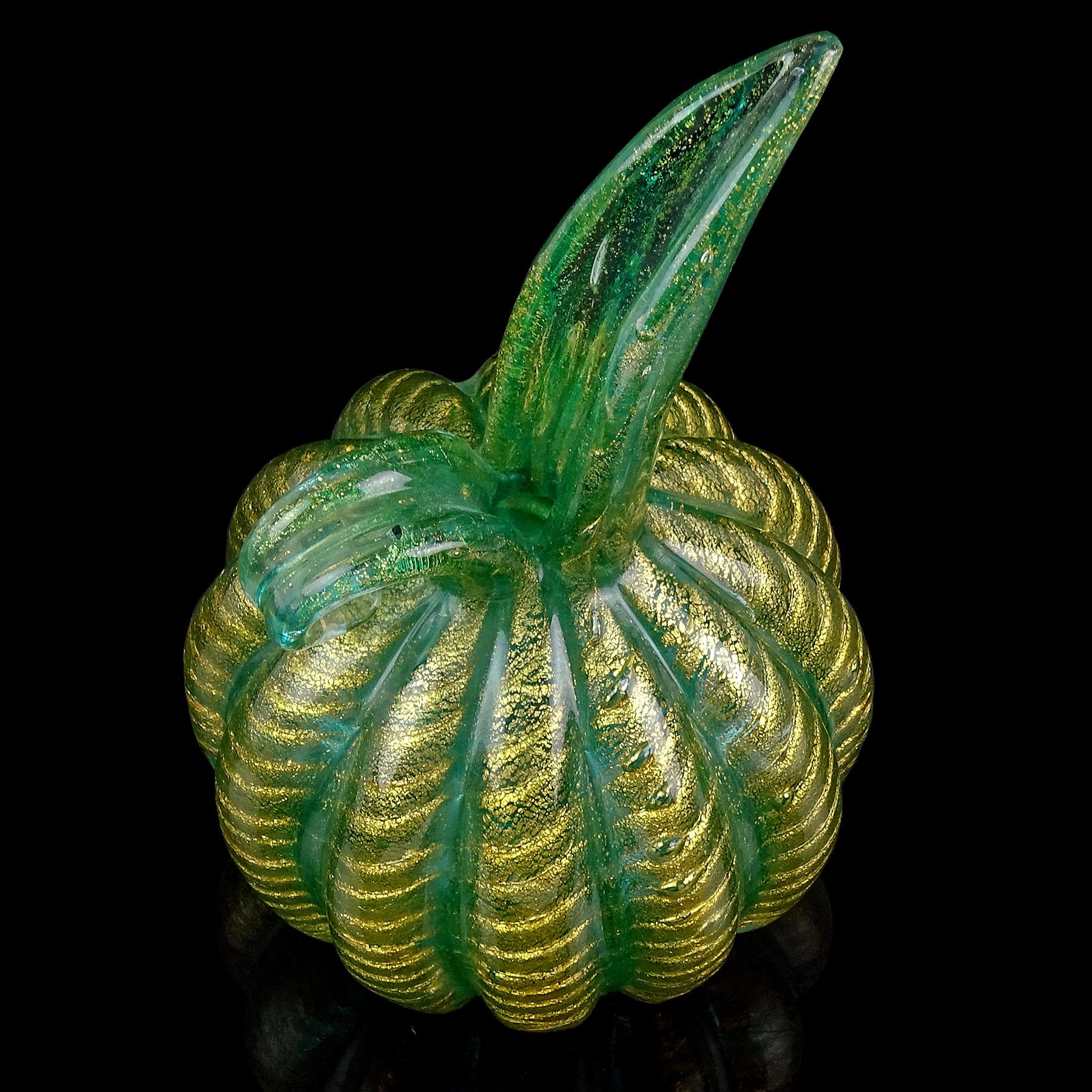 Jarrón jarra acanalado de cristal artístico italiano Barovier Toso Murano Verde Motas doradas siglo XX en venta
