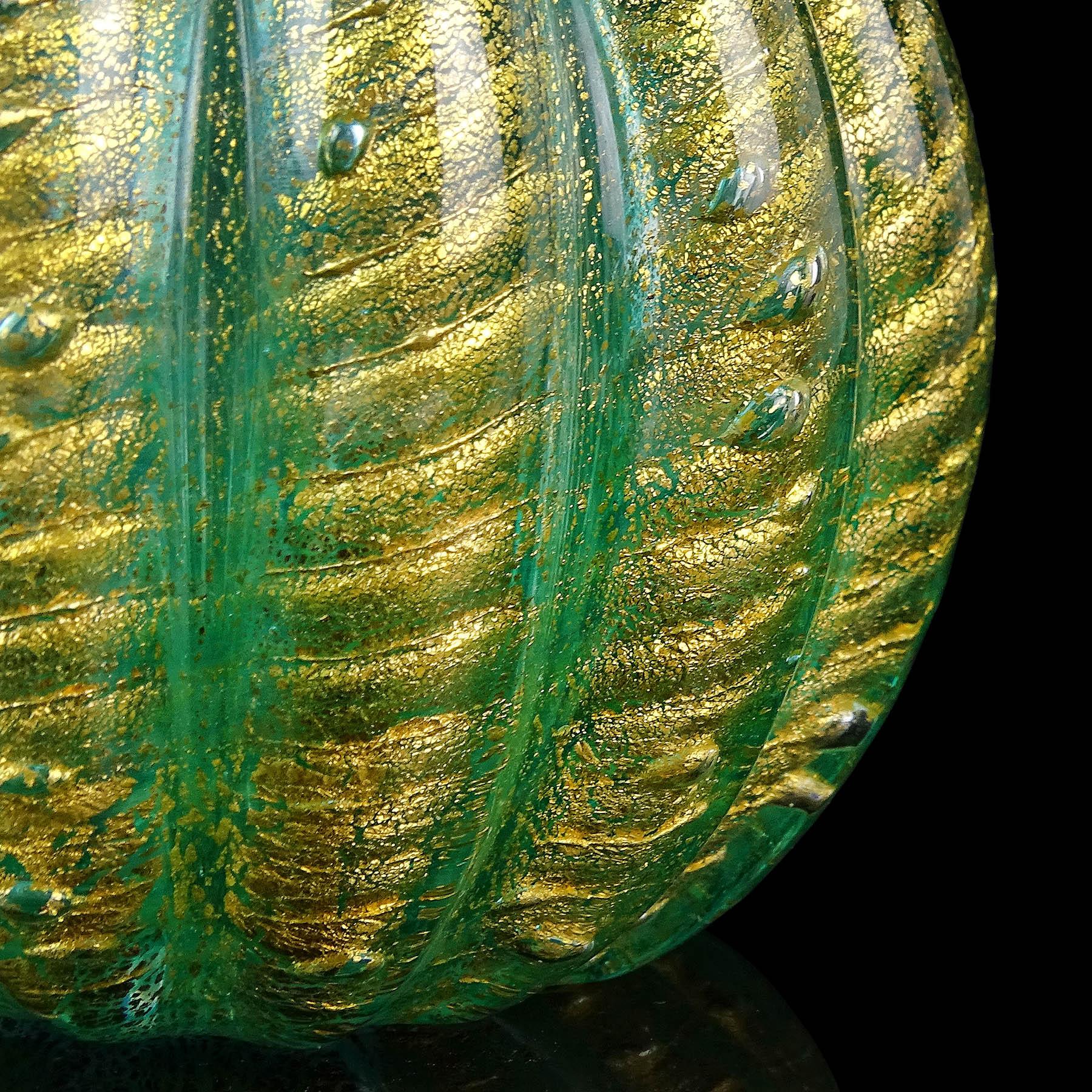 Jarrón jarra acanalado de cristal artístico italiano Barovier Toso Murano Verde Motas doradas Vidrio en venta