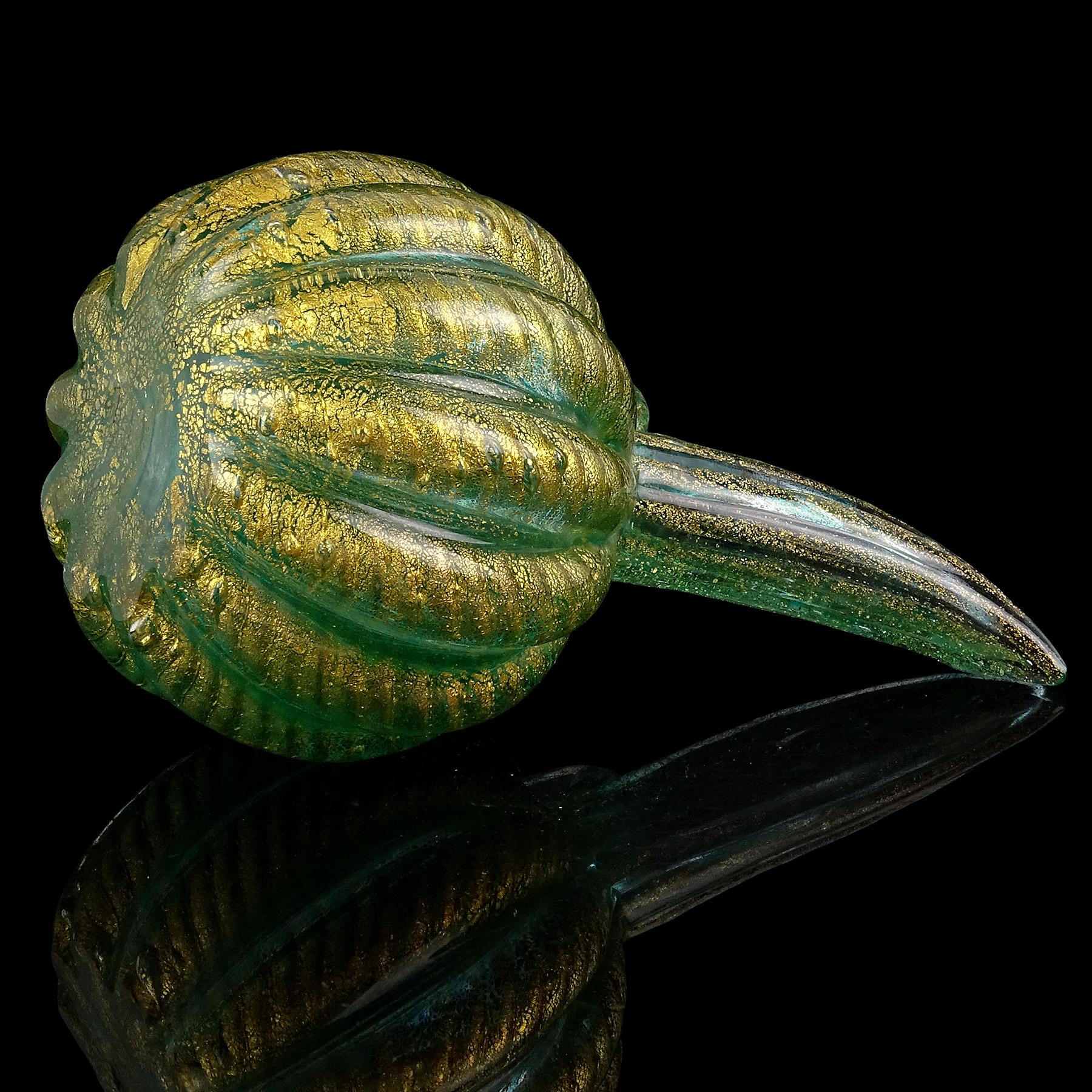 Jarrón jarra acanalado de cristal artístico italiano Barovier Toso Murano Verde Motas doradas en venta 1
