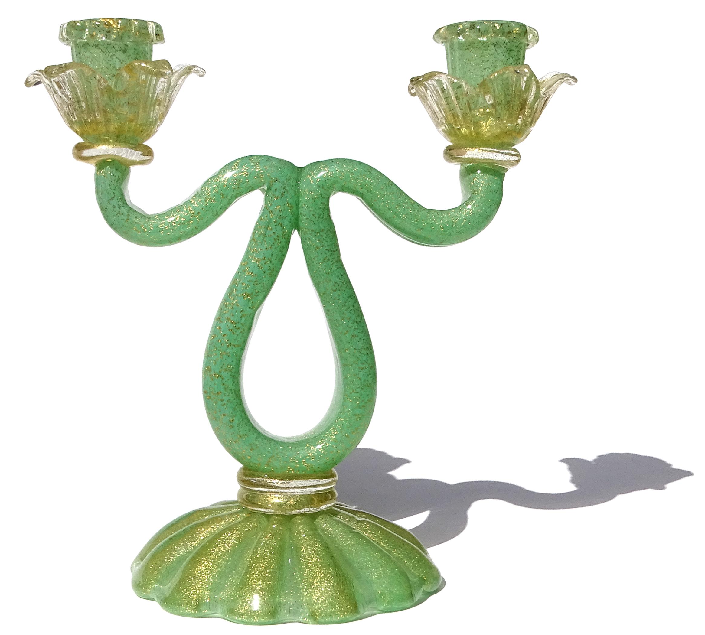 Bellissimo e grande candelabro d'epoca in vetro artistico italiano di Murano soffiato a mano di colore verde giada con macchie d'oro. Il pezzo è documentato dal designer Ercole Barovier, per l'azienda Barovier&Toso. Ha l'etichetta originale rossa