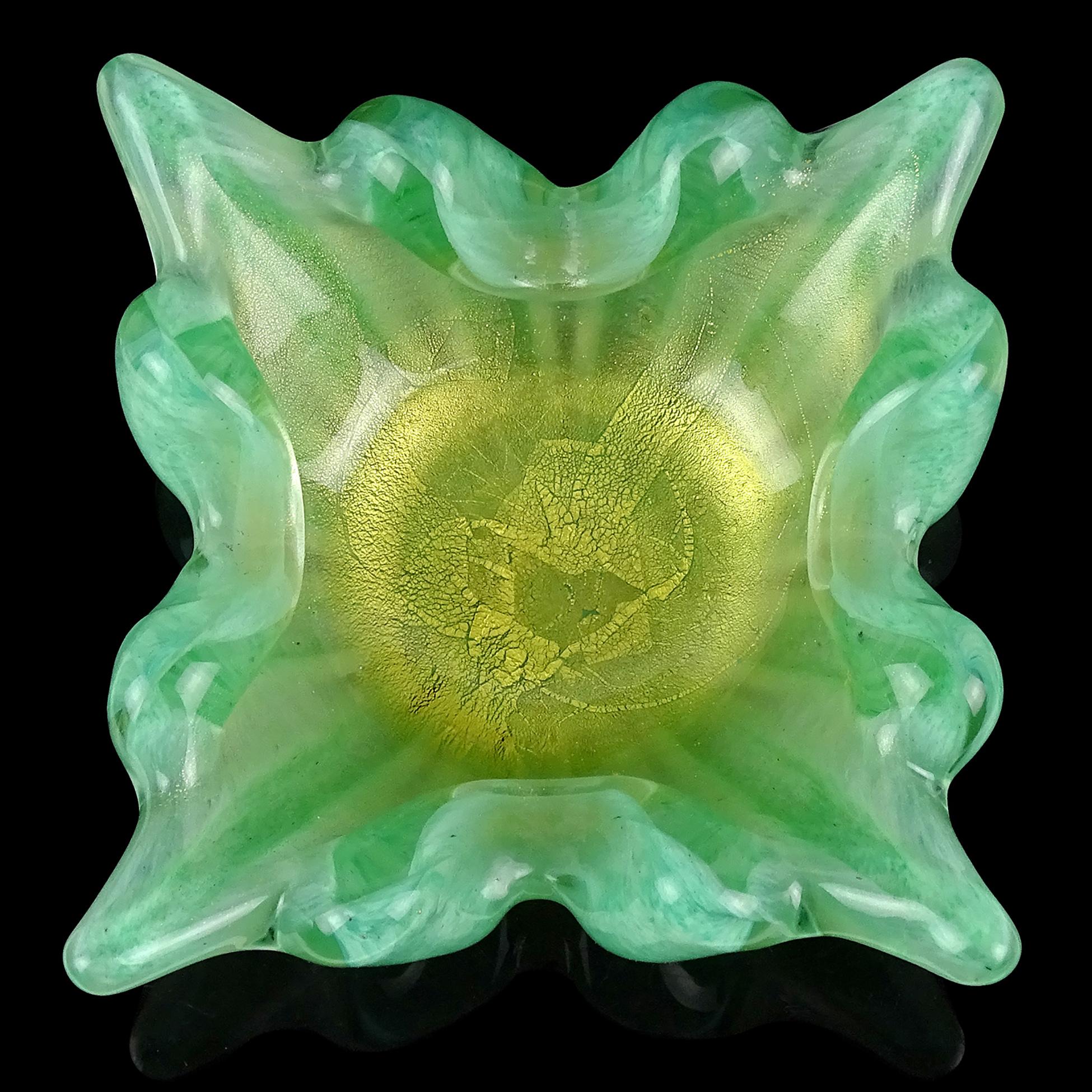 Bellissima ciotola / posacenere per sigari vintage di Murano soffiata a mano in vetro artistico italiano verde giada e a macchie d'oro con angoli a spillo. Documentato al designer Ercole Barovier per l'azienda Barovier&Toso. La tecnica è simile a