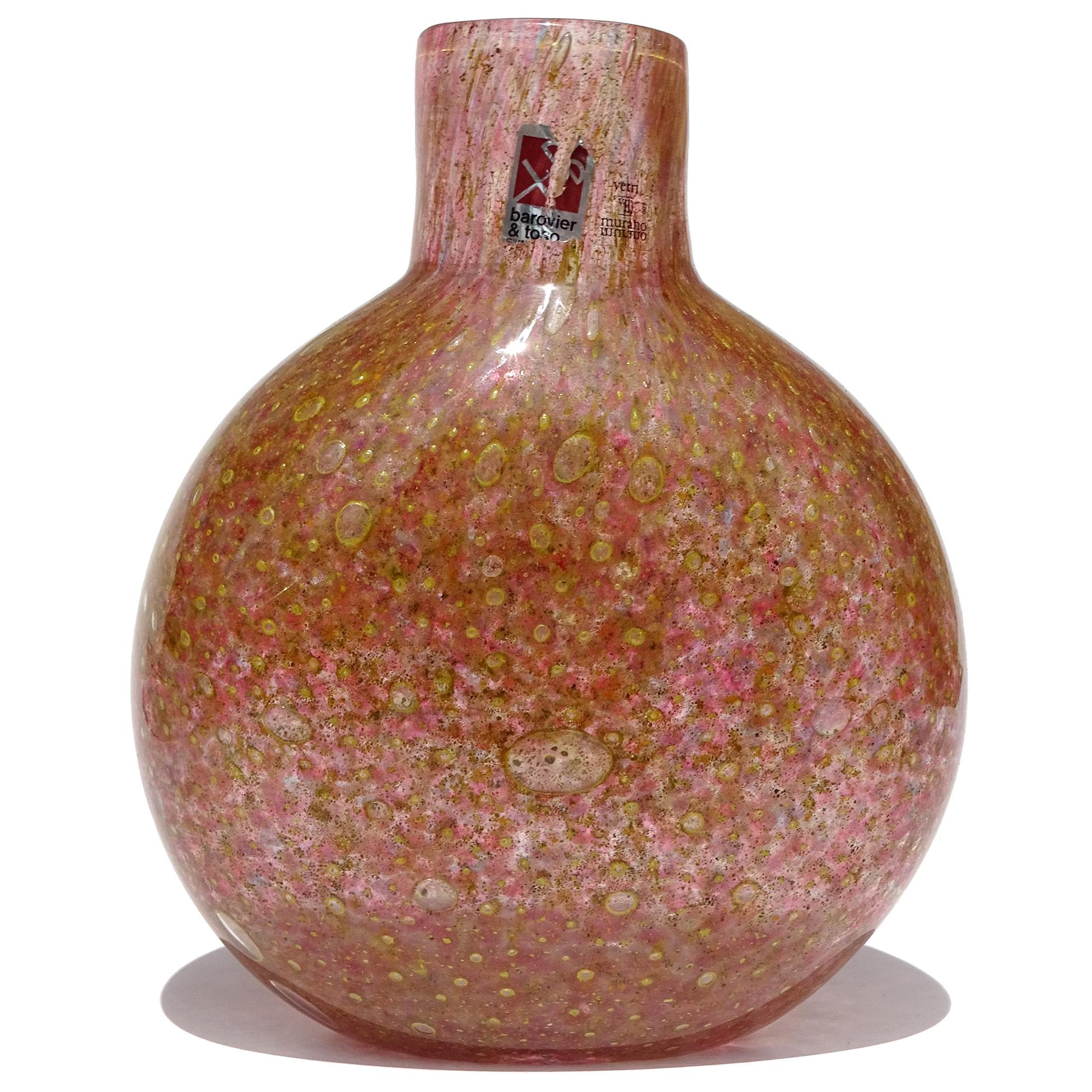 Bellissimo e raro vaso vintage di Murano soffiato a mano con macchie rosa, bolle casuali e macchie d'oro. Il pezzo è documentato dall'azienda Barovier&Toso. È firmato sotto 