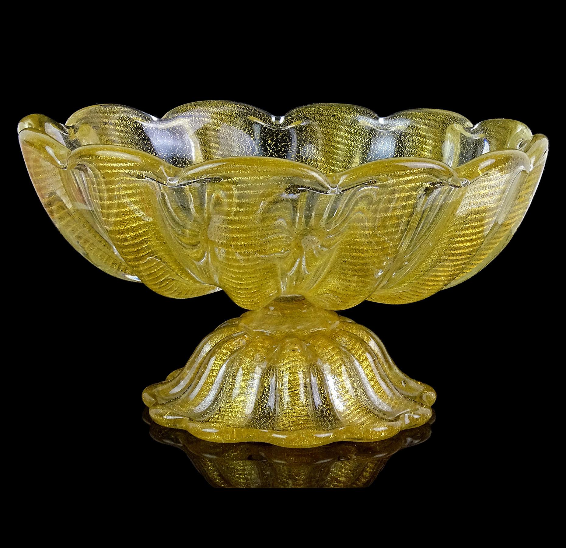 Precioso y muy grande cuenco de Murano soplado a mano con motas de oro y pie de vidrio artístico italiano. Documentado al diseñador Ercole Barovier para Barovier e Toso, hacia la década de 1950. El cuenco tiene un diseño acanalado y un borde