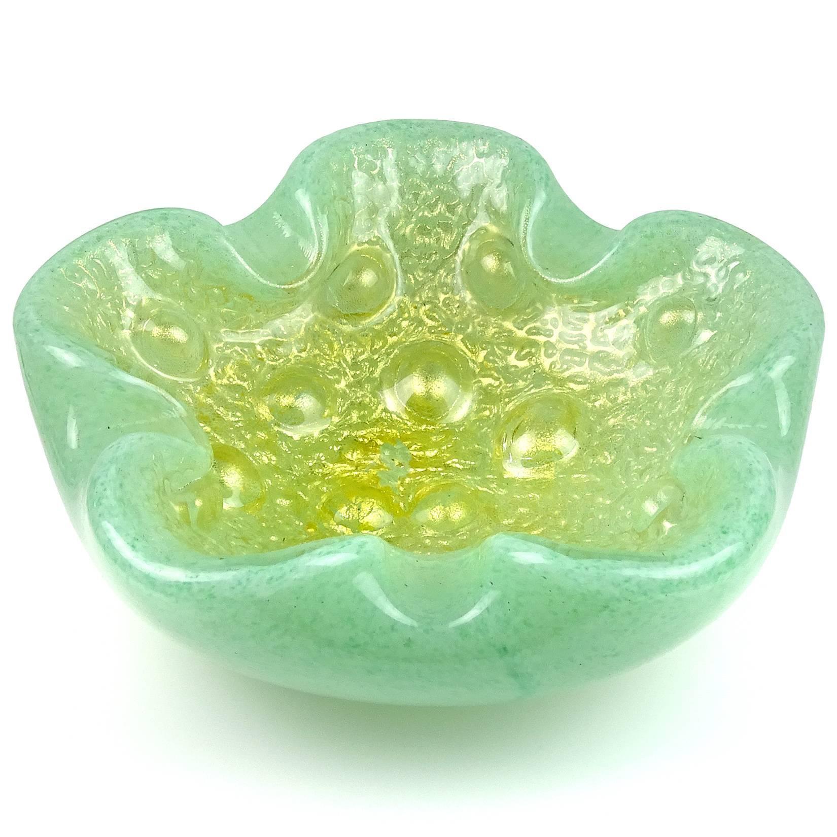 Magnifique et rare bol en verre d'art italien soufflé à la main à Murano, vert clair et mouchetures d'or, avec décoration intérieure. La pièce est documentée comme étant l'œuvre du designer Ercole Barovier pour Barovier e Toso, vers 1940. Il est