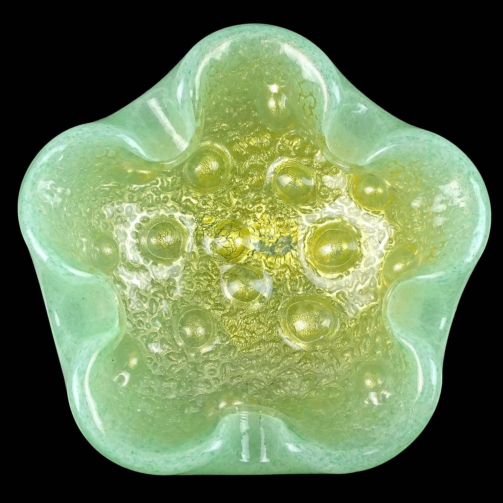 Mid-Century Modern Cendrier en verre d'art italien de Murano vert clair et mouchetures d'or de Barovier Toso en vente