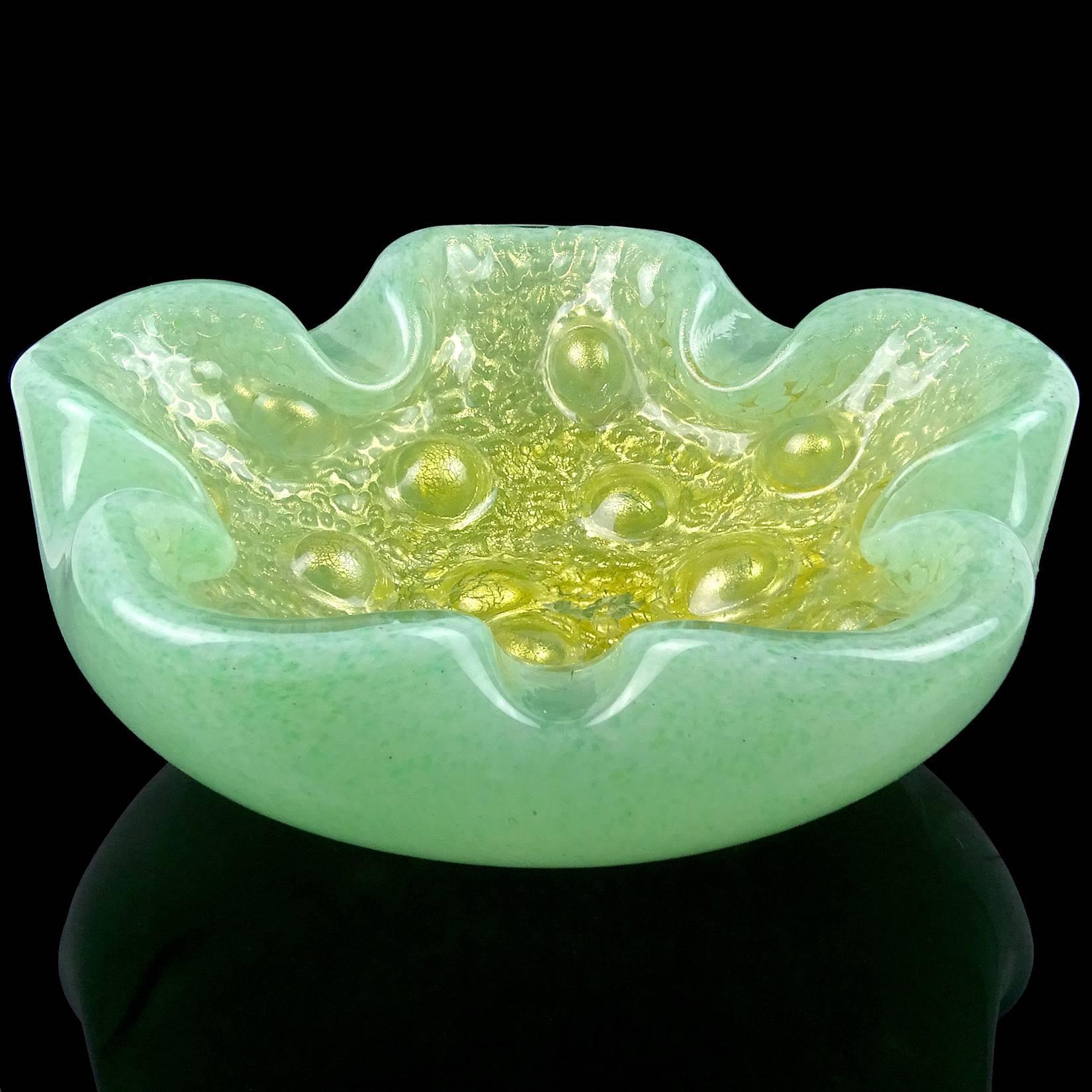 Fait main Cendrier en verre d'art italien de Murano vert clair et mouchetures d'or de Barovier Toso en vente