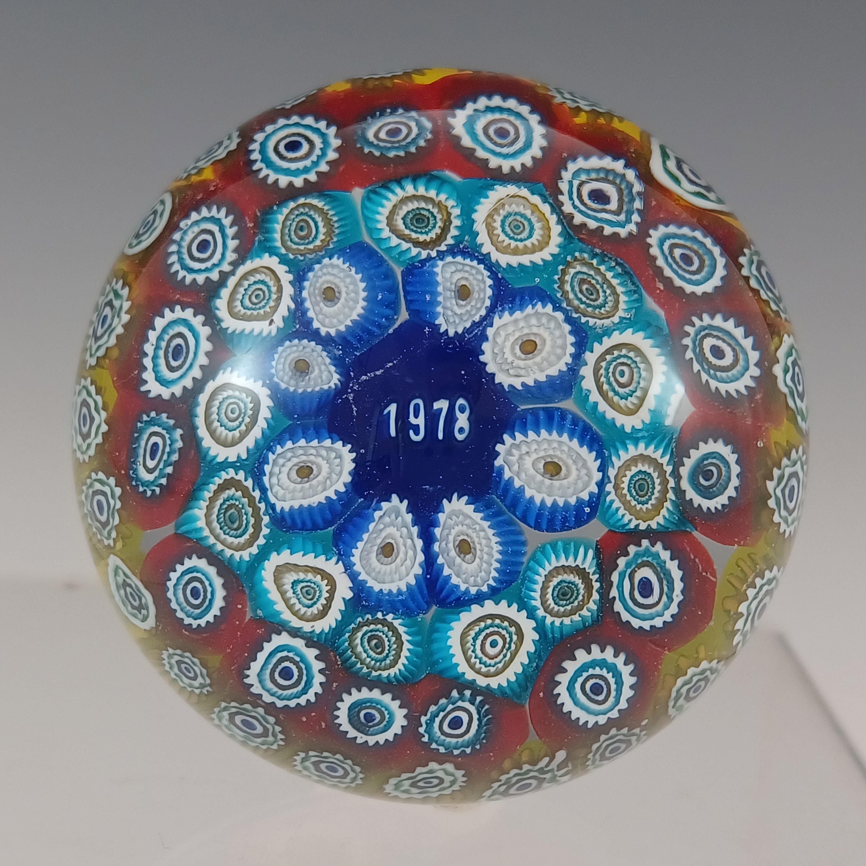 Un bellissimo fermacarte in vetro multicolore, pieno di canne di murrine millefiori, con canna centrale datata 