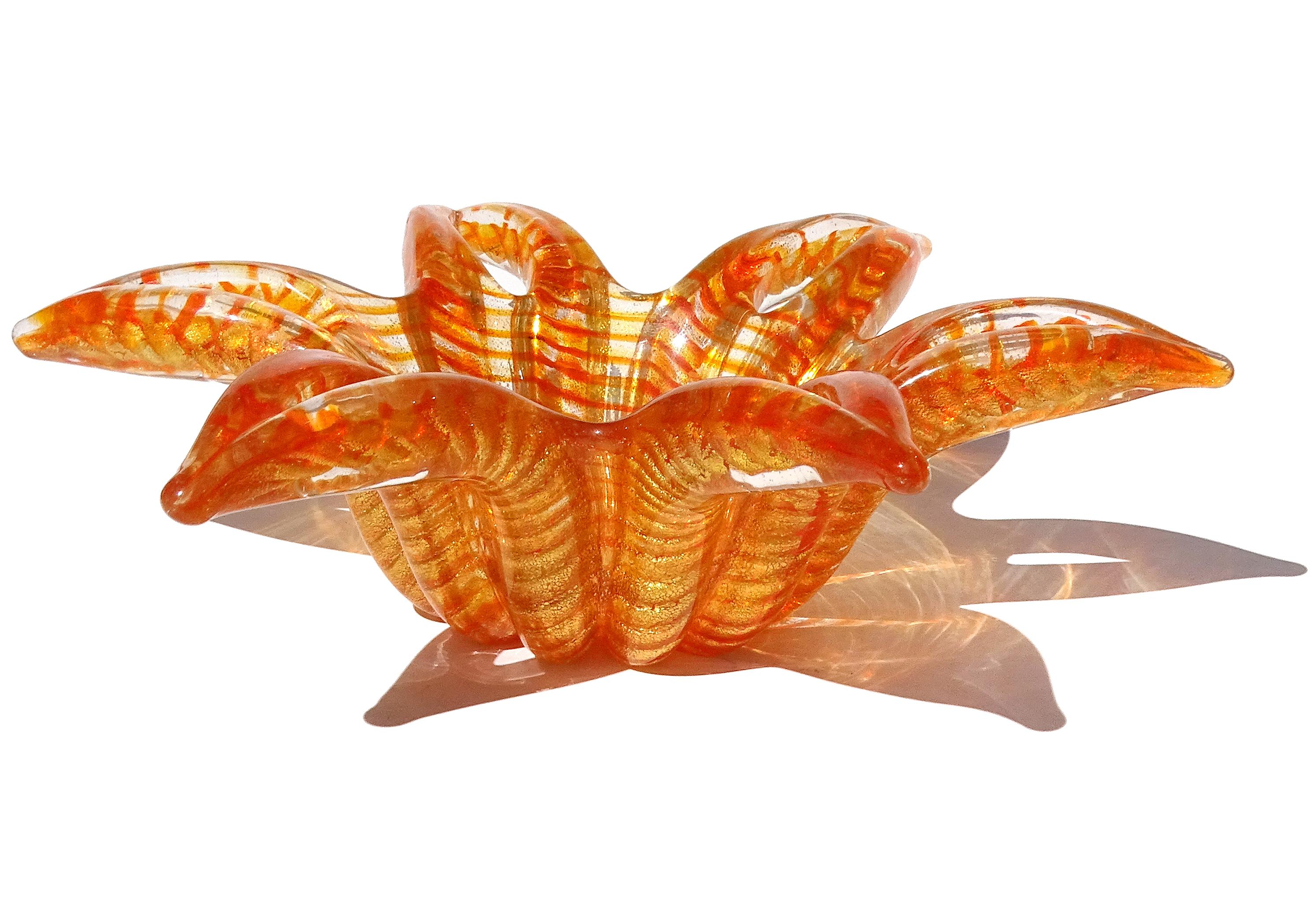 Bellissima ciotola d'epoca in vetro artistico italiano a forma di stella o di fiore, soffiata a mano a Murano, di colore arancione e a macchie d'oro. Il pezzo è documentato dal designer Ercole Barovier, per l'azienda Barovier&Toso. La ciotola è
