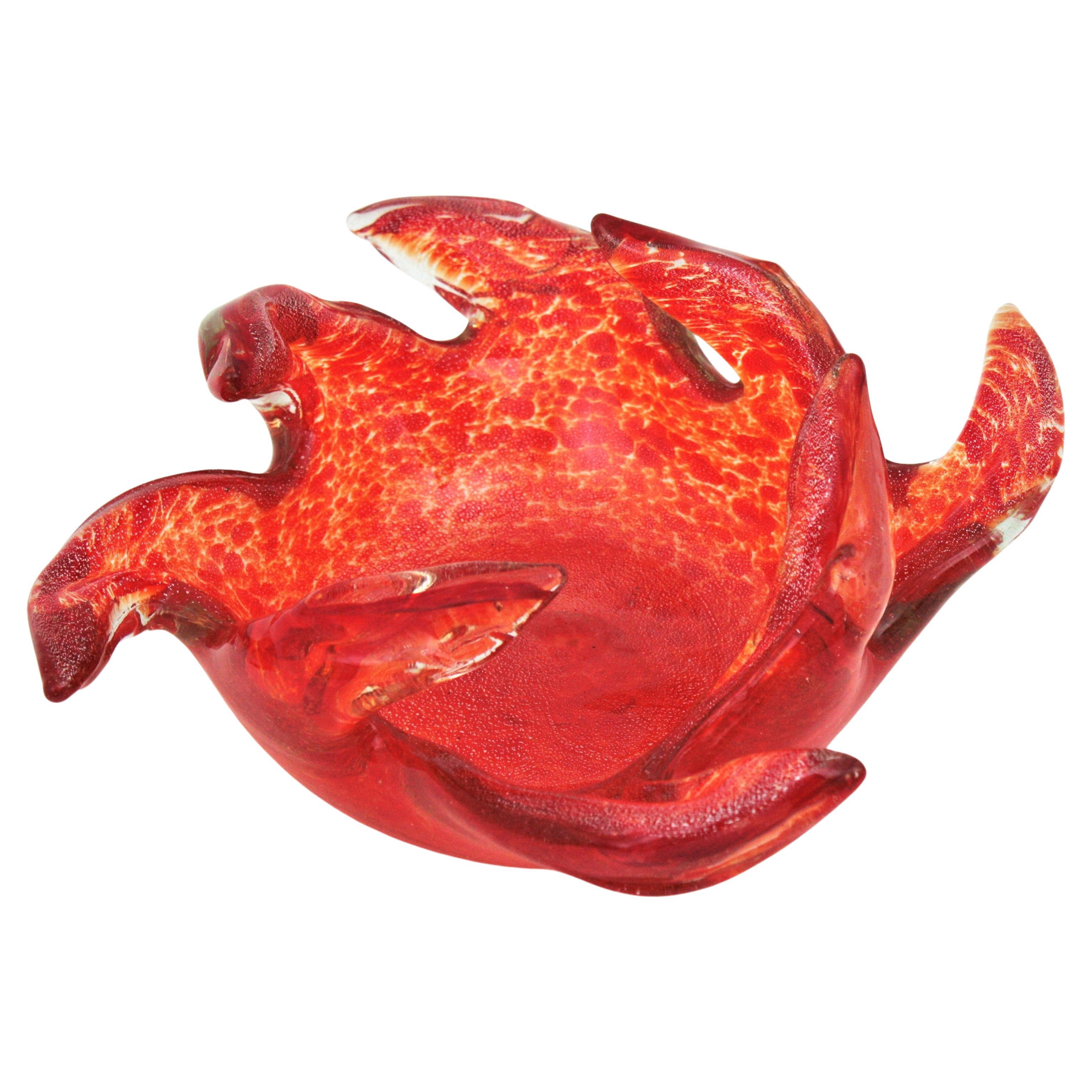 Ciotola centrotavola in vetro di Murano arancione e trasparente, unica nel suo genere, con design a fiamma di fuoco. Attribuito a Barovier e Toso, Italia, anni '50.
Questo monumentale e colorato centrotavola in vetro soffiato presenta un disegno di