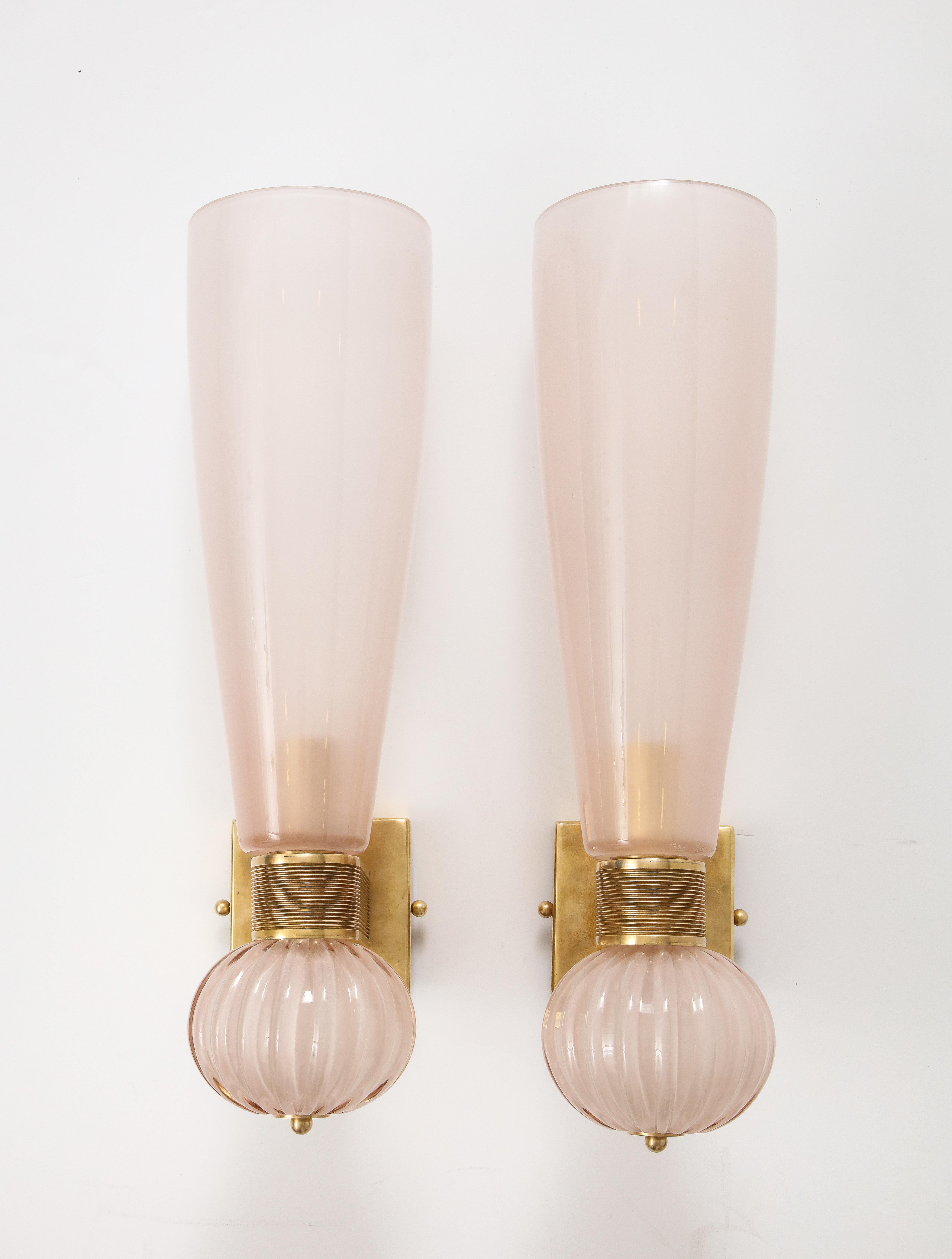 Barovier & Toso Murano pair of pink hand blown glass and brass wall sconces, Italy 1940's.

This stunning pair of elegant Murano pink hand blown glass wall sconces were realized by the iconic atelier of Barovier e Toso in Murano, Italy, circa late