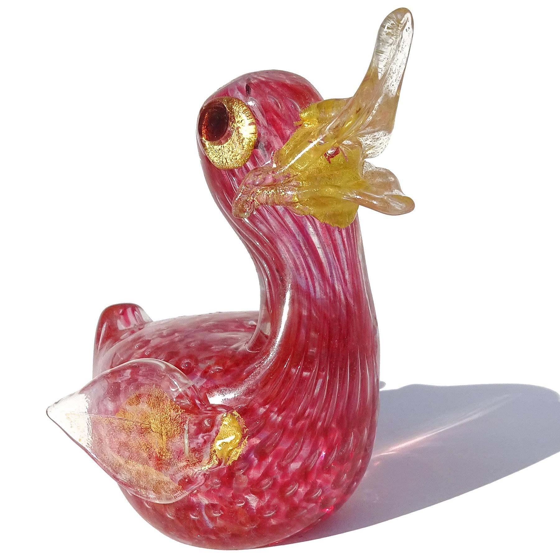 Preciosa estatuilla vintage de Murano soplada a mano en vidrio artístico italiano transparente, rosa oscuro y burbujas de un bebé pájaro. Documentado a la empresa Barovier e Toso. Ya he tenido varias con etiquetas (ésta es sin ellas). El pájaro está