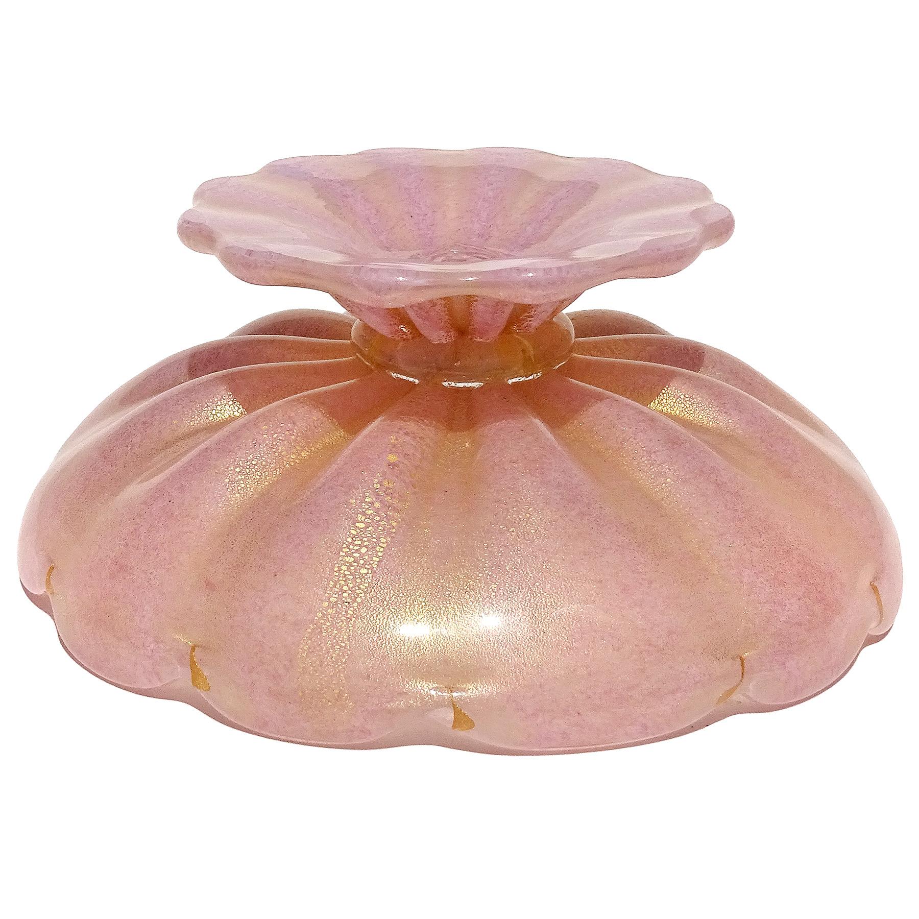 Milieu du XXe siècle Barovier - Bol à compote côtelé en verre d'art italien de Murano rose avec mouchetures dorées en vente