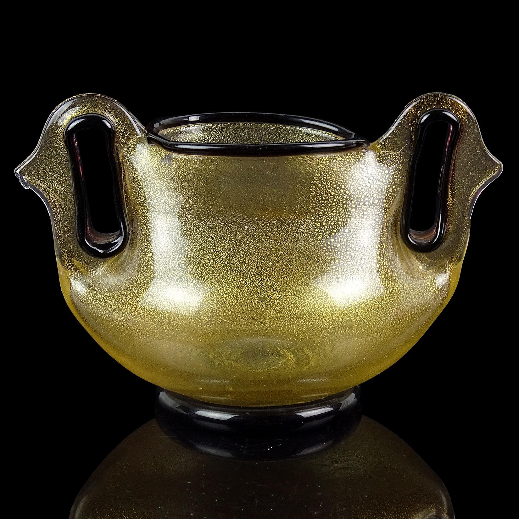 Schöne, seltene, Vintage Murano mundgeblasenen Goldflecken und dunkel lila trimmen italienische Kunstglas verzierten durchbrochenen Griffe Vase. Dokumentiert für den Designer Ercole Barovier, für die Firma Barovier e Toso. Entworfen für die Serie