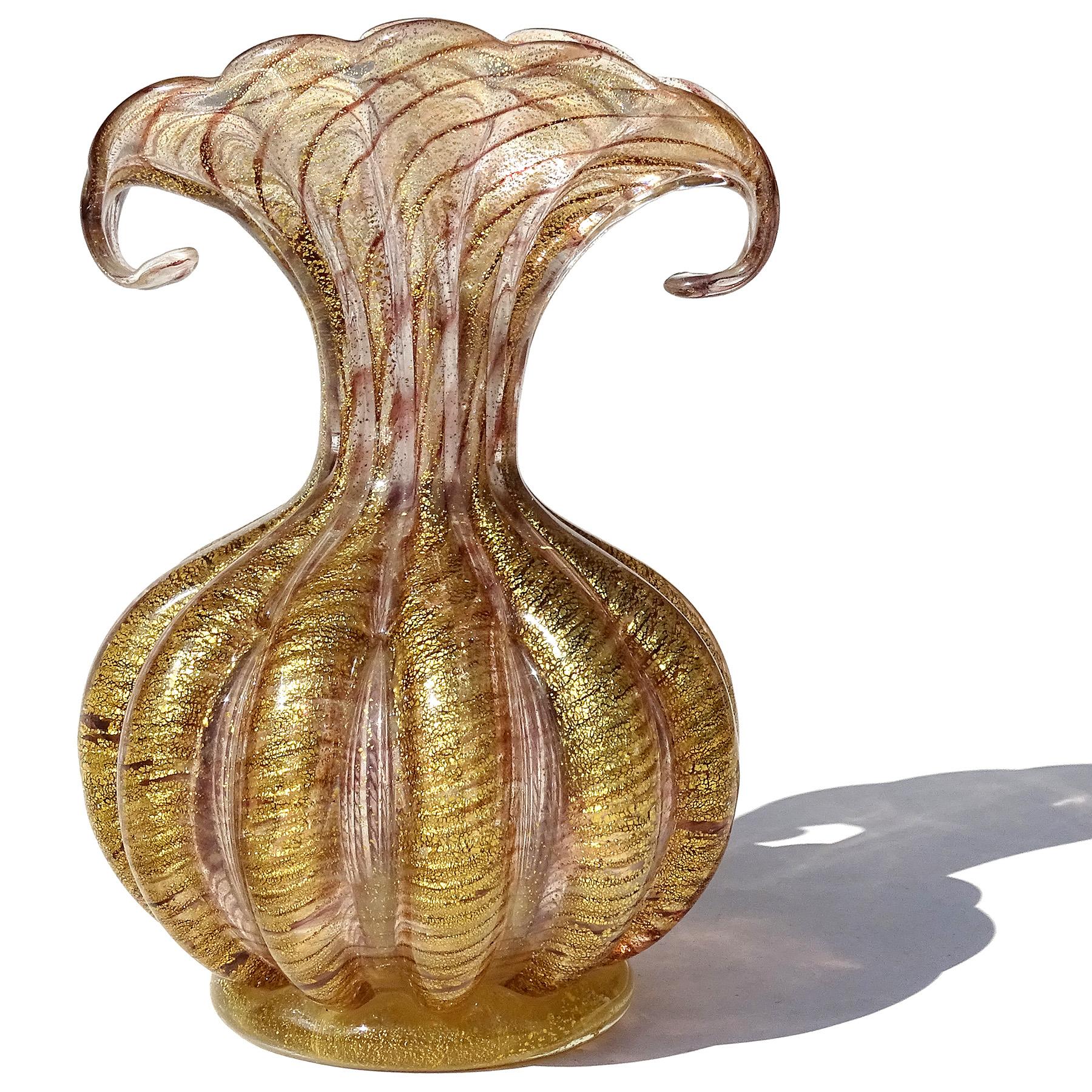Vintage Murano, verre d'art italien soufflé à la main, violet et mouchetures d'or, avec pied et bord en forme d'éventail, vase à fleurs décoratif. Document remis au designer Ercole Barovier, pour la société Barovier e Toso. Le vase est créé selon le