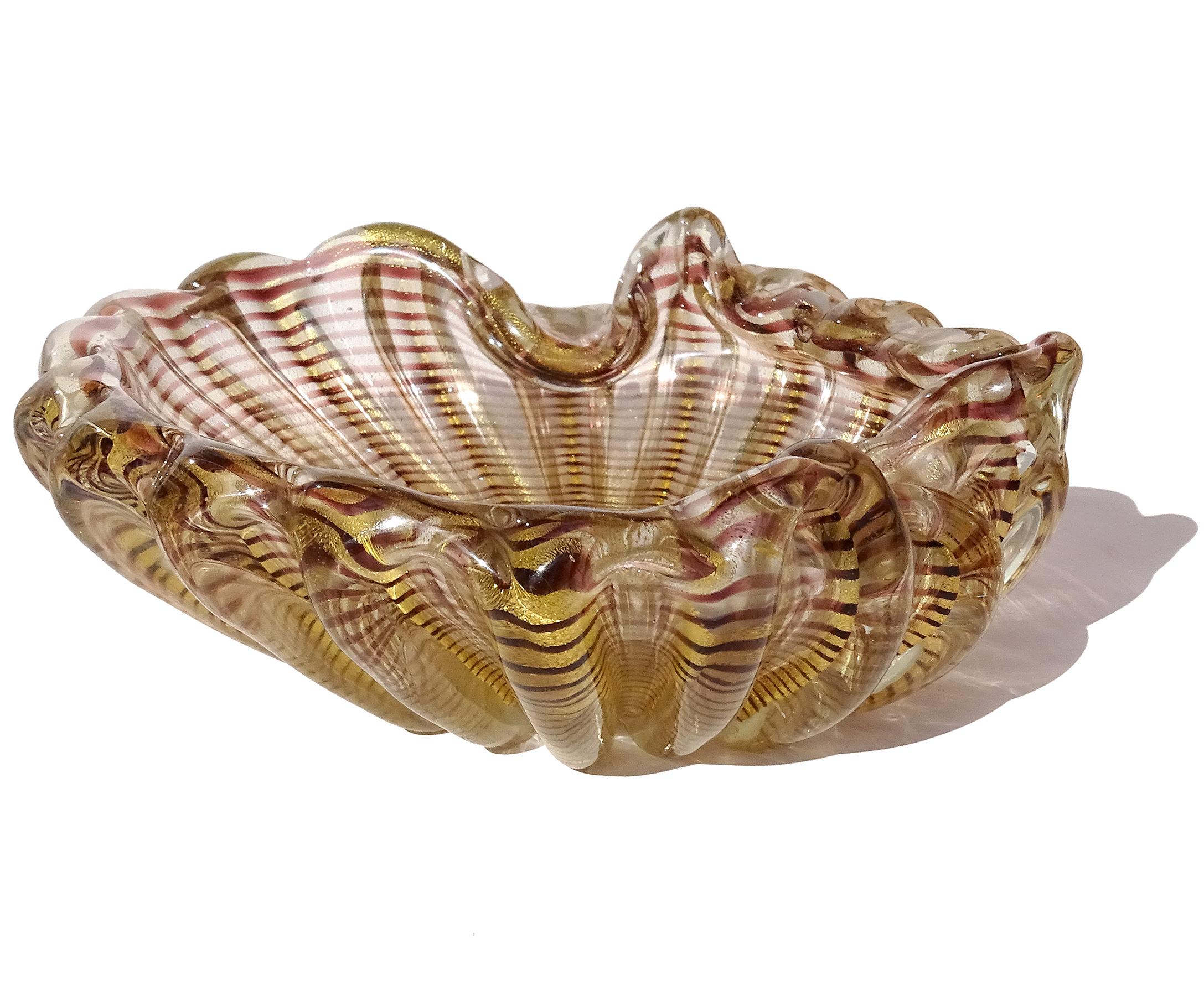 Schöne Vintage Murano mundgeblasen Amethyst lila und Goldflecken italienische Kunst Glas Muschel geformt Schüssel oder Aschenbecher. Dokumentiert für den Designer Ercole Barovier, für Barovier e Toso. Erstellt im Zebrati-Design, ca. 1949. Das Design
