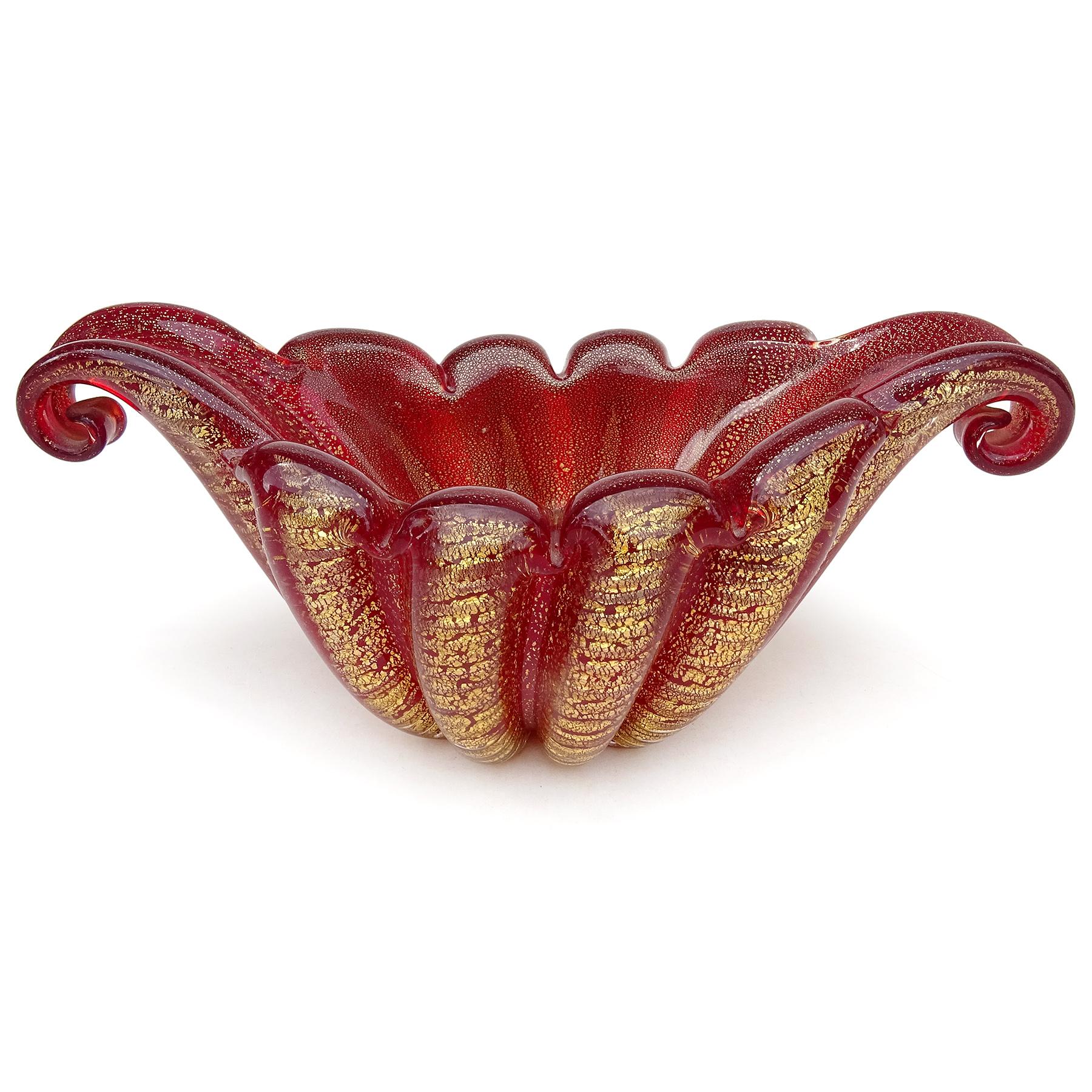Schöne Vintage Murano mundgeblasen tief rot und Goldflecken italienischen Kunstglas Gondel geformt ausgestelltem Rand dekorative Schale. Dokumentiert für den Designer Ercole Barovier, für die Firma Barovier e Toso. Sie wird in der Cordonato D'