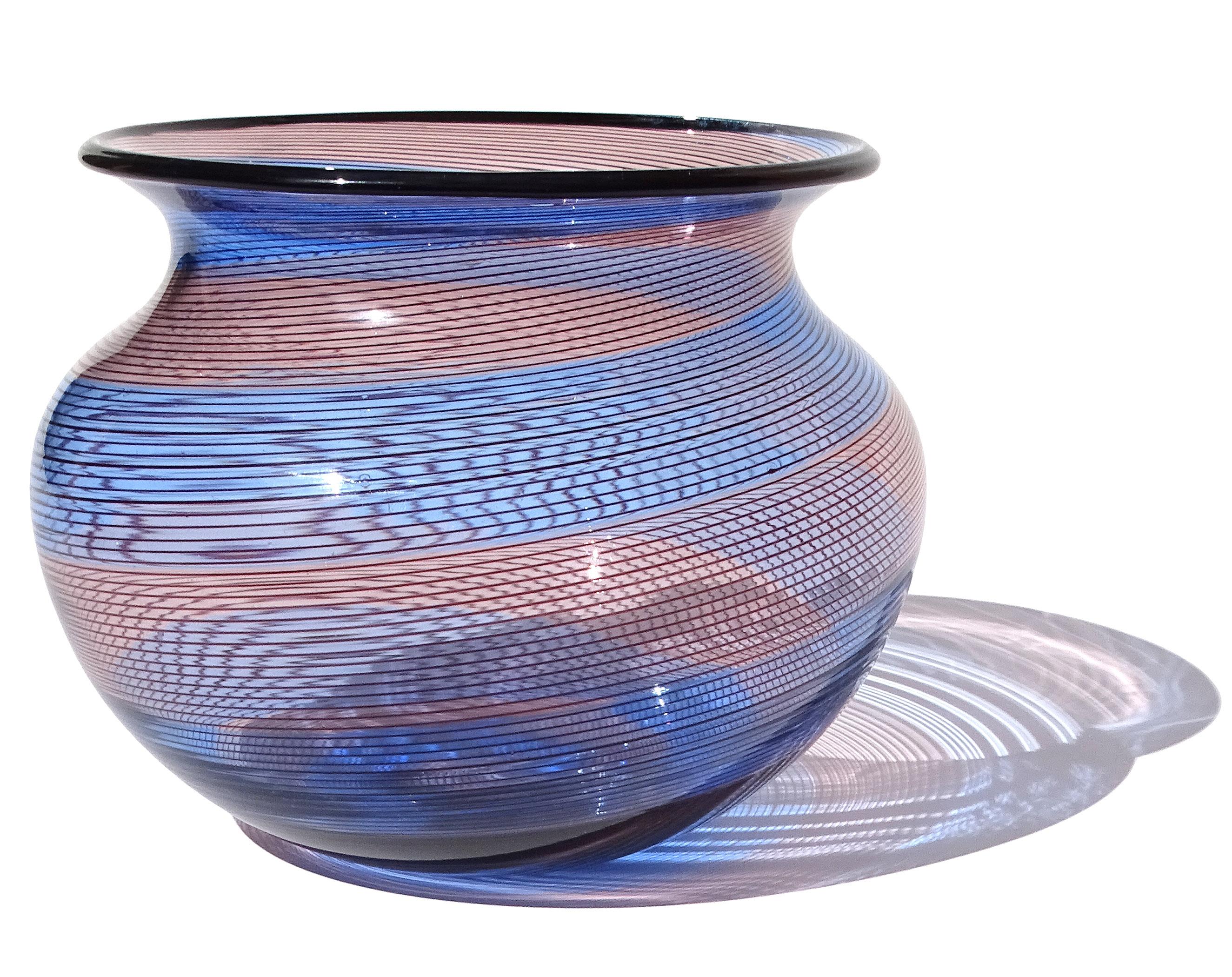 Magnifique vase à fleurs en verre soufflé à la main à Murano, rose et bleu, avec des lignes violettes. La pièce est documentée à la société Barovier&Toso. Il est signé en dessous 