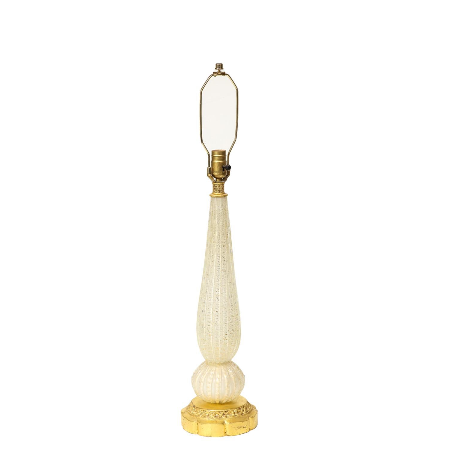 Lampe de table en verre de Murano fabriquée à la main avec des techniques décoratives sommerso et bullicante avec avventurina tout au long. Base sculptée en bois doré. Par Barovier&Toso, Italie, années 1960. Montre quelques signes d'usure et