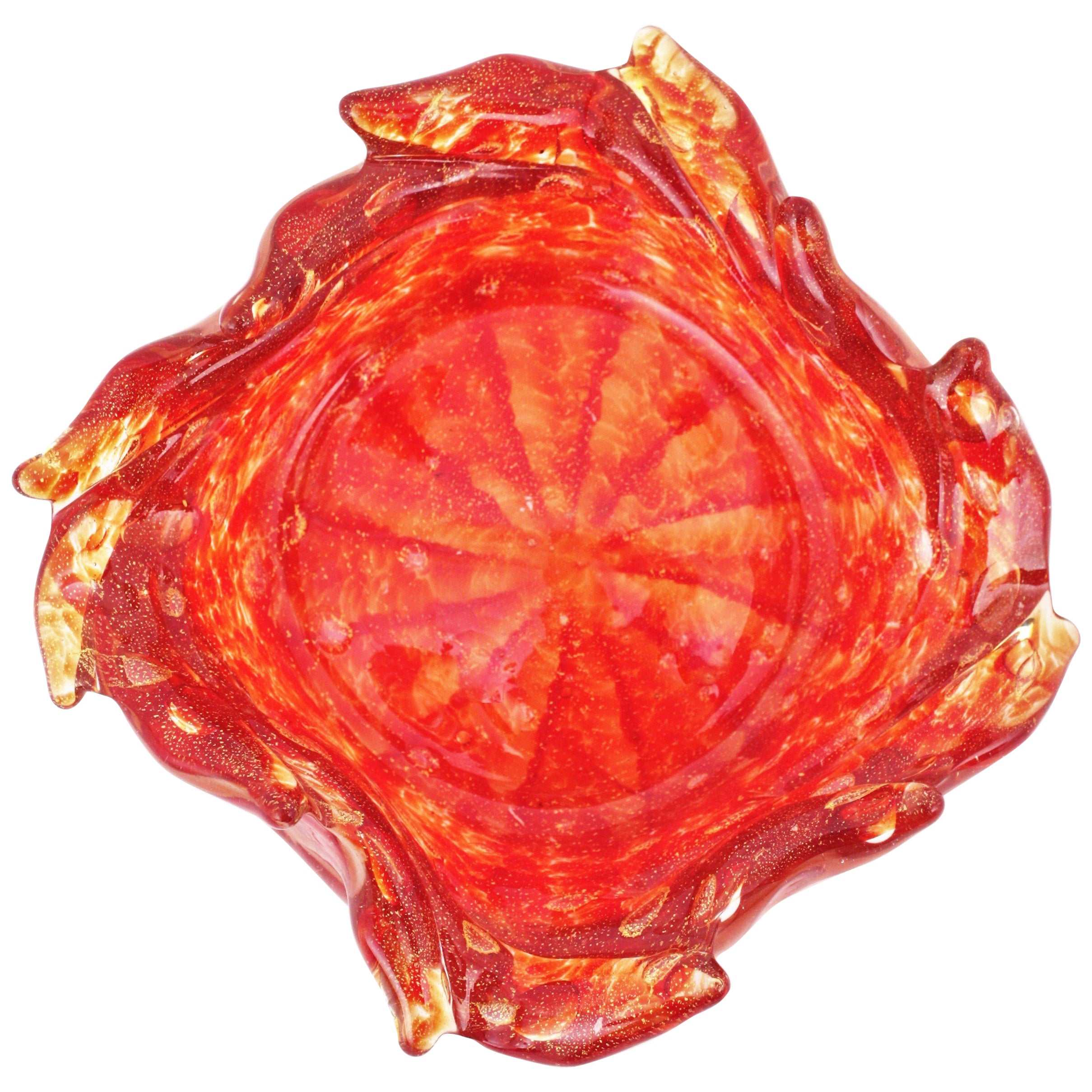 Una ciotola in vetro di Murano dai colori vivaci come il rosso e le sfumature dell'arancione. Attribuito a Barovier e Toso, Italia, anni '50.
Ha una bellissima decorazione a strisce, bolle controllate, polvere d'oro avventurina e forma di tornado.